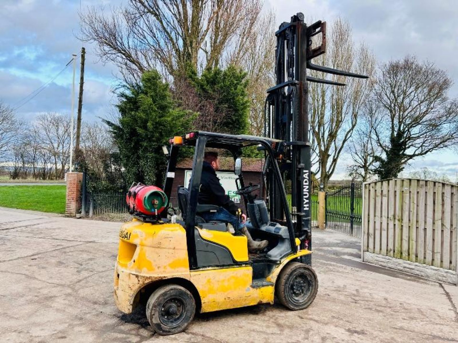 HYUNDAI 25L-7A CONTAINER SPEC FORKLIFT *YEAR 2017* C/W PALLET TINES - Image 7 of 14