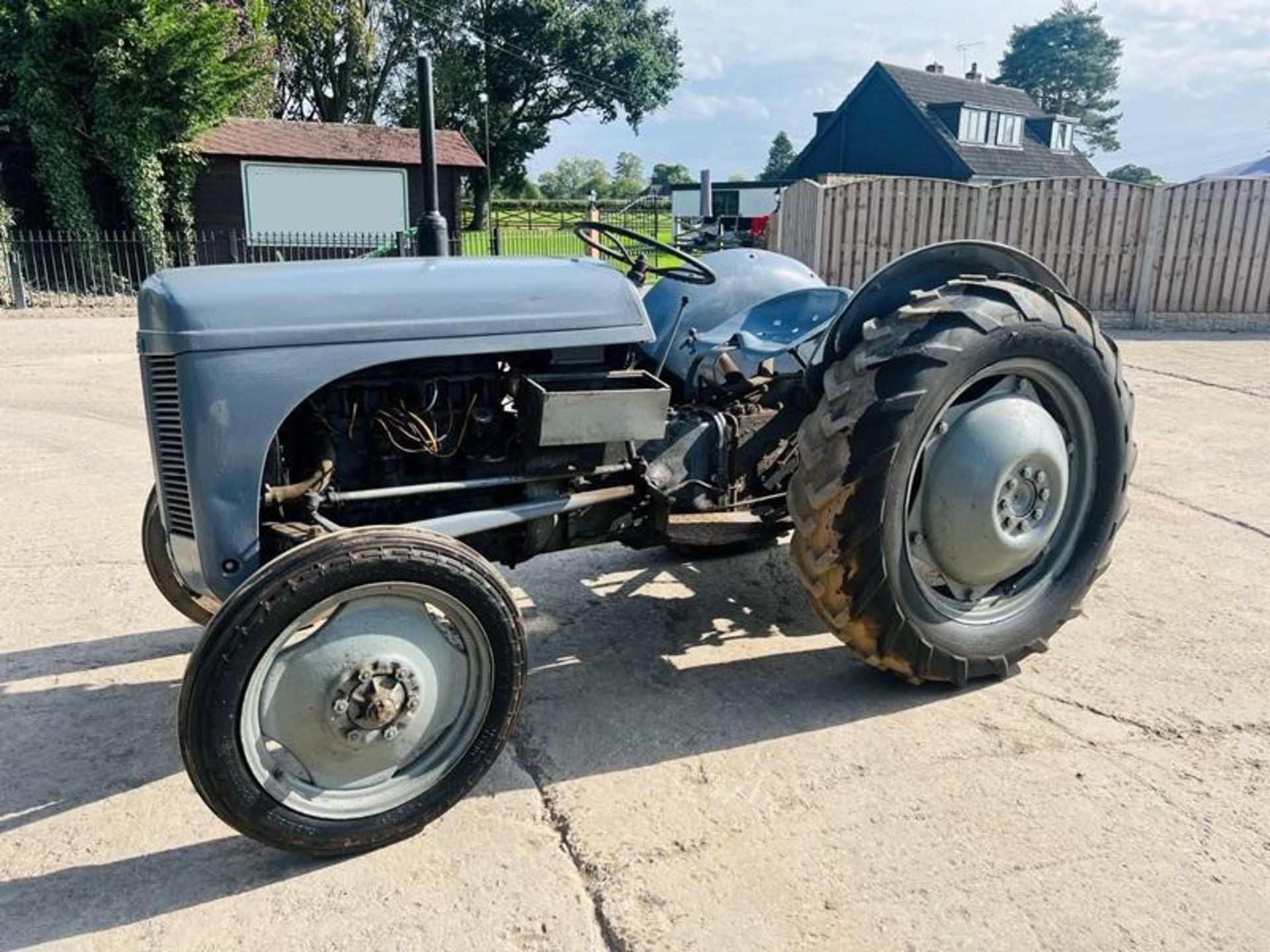 GREY FERGUSON 2WD TRACTOR C/W REAR WEIGHT BLOCK