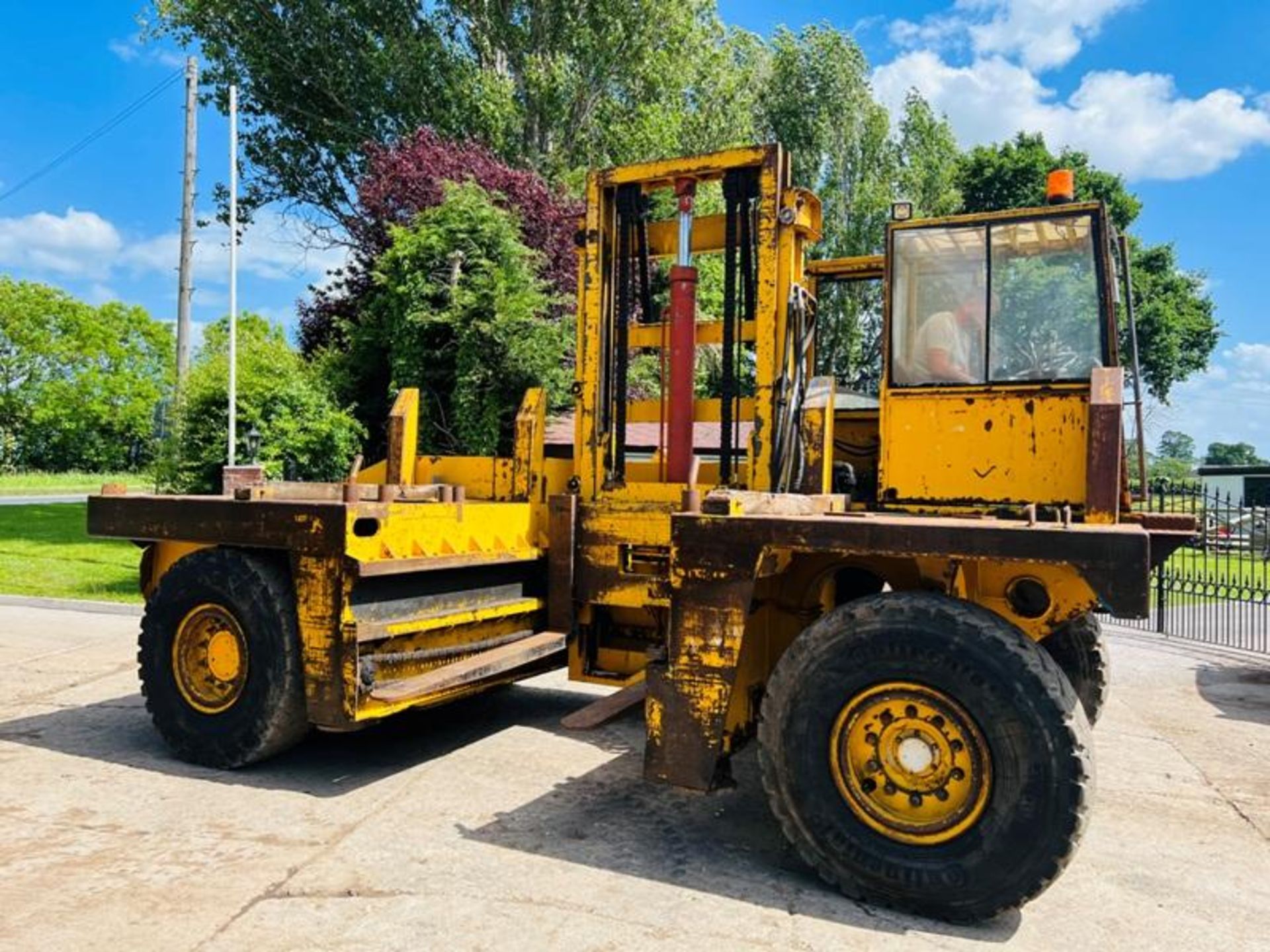 SSP SIDE LOAD DIESEL FORKLIFT C/W 2 X HYDRAULIC SUPPORT LEGS - Image 11 of 17