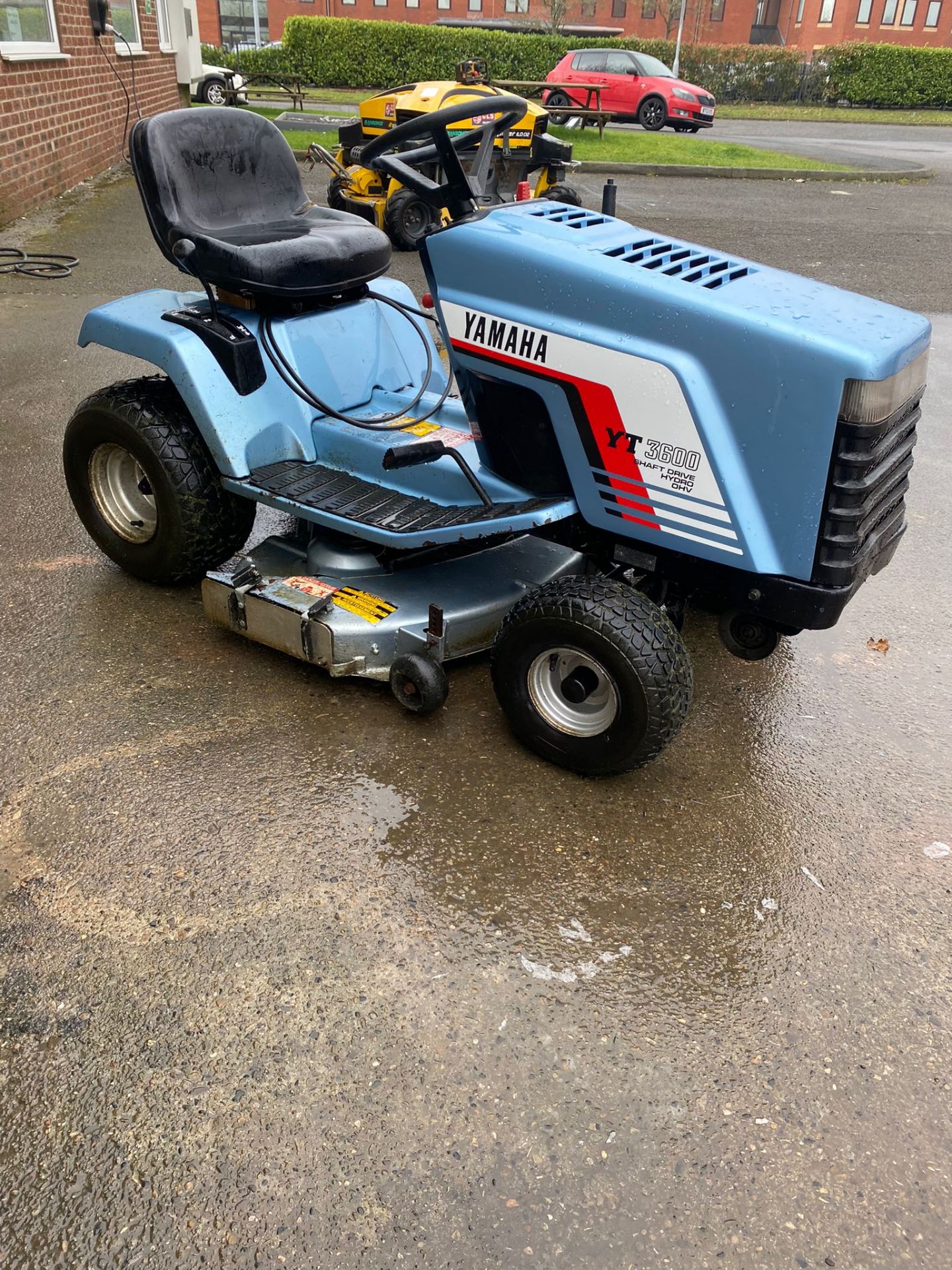 YAMAHA YT3600 RIDE ON MOWER VINTAGE WITH KEYS AND MANUAL - Image 2 of 5