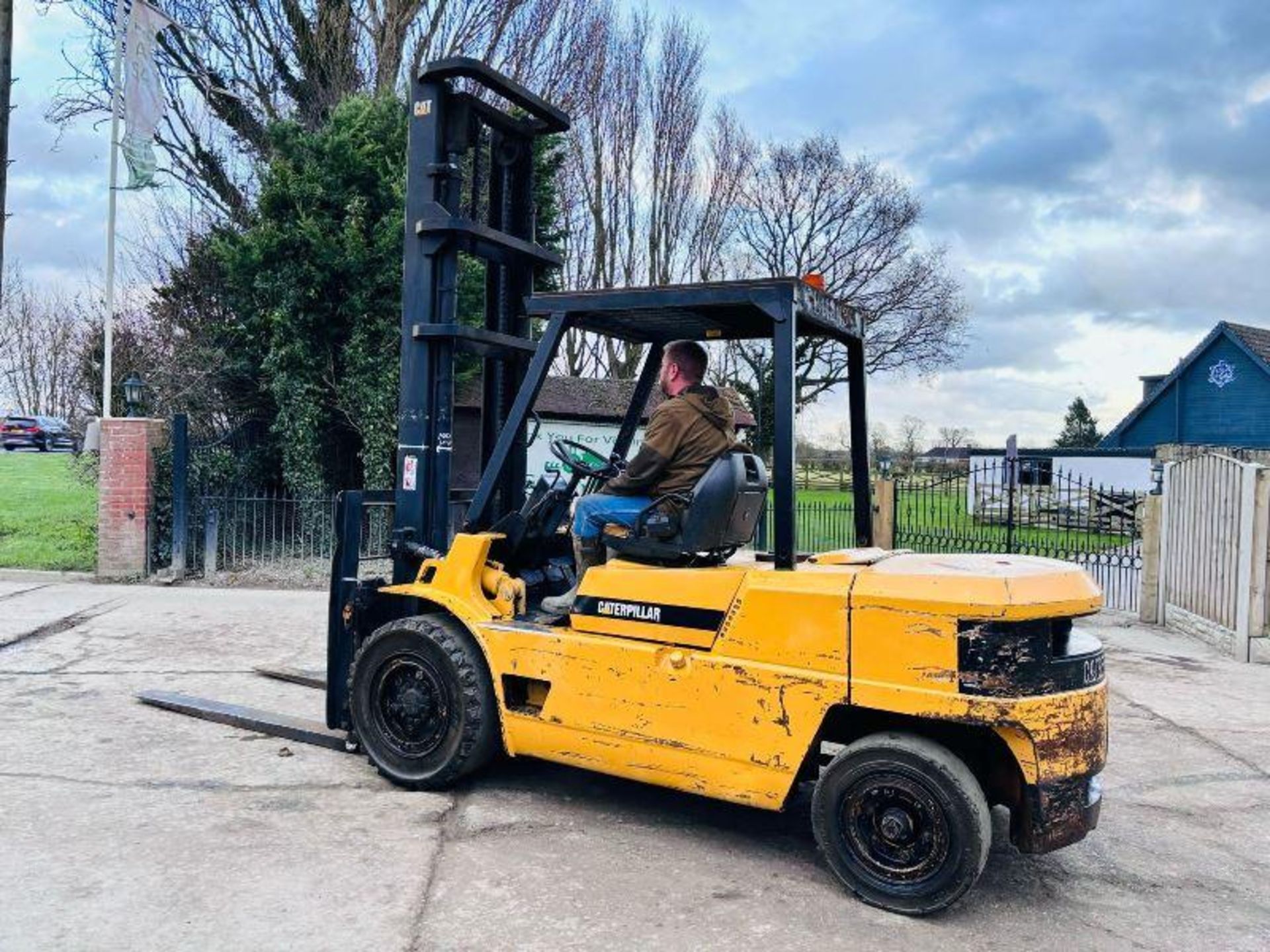 CATERPILLAR DP50 DIESEL FORKLIFT C/W PALLET TINES - Image 5 of 15