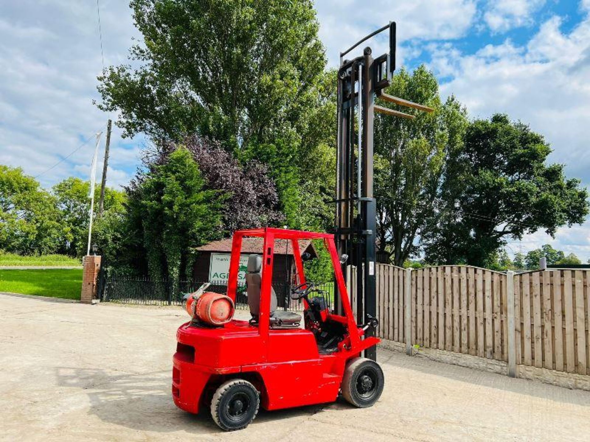 NISSAN FORKLIFT C/W SIDE SHIFT & 2 STAGE MAST