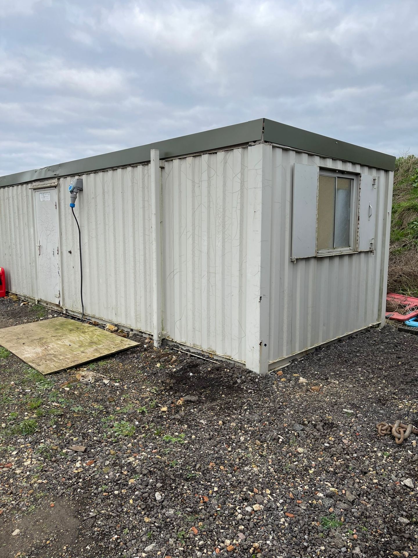 32FT X 10FT ANTI-VANDAL CABIN - OFFICE/ TRAINING ROOM AND SMALL CANTEEN AREA.