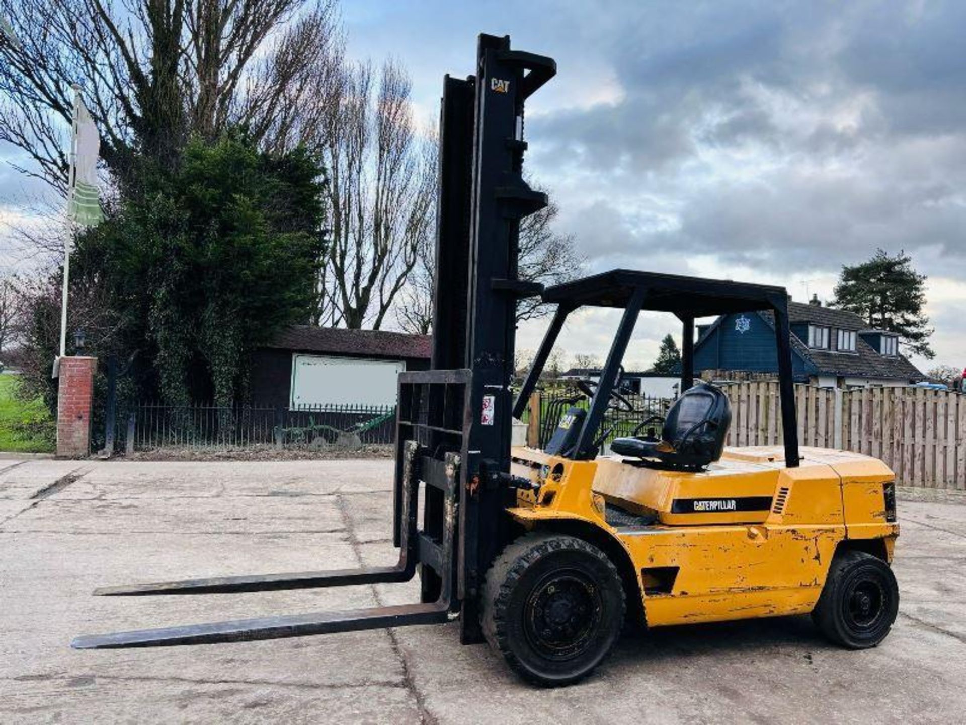 CATERPILLAR DP50 DIESEL FORKLIFT C/W PALLET TINES