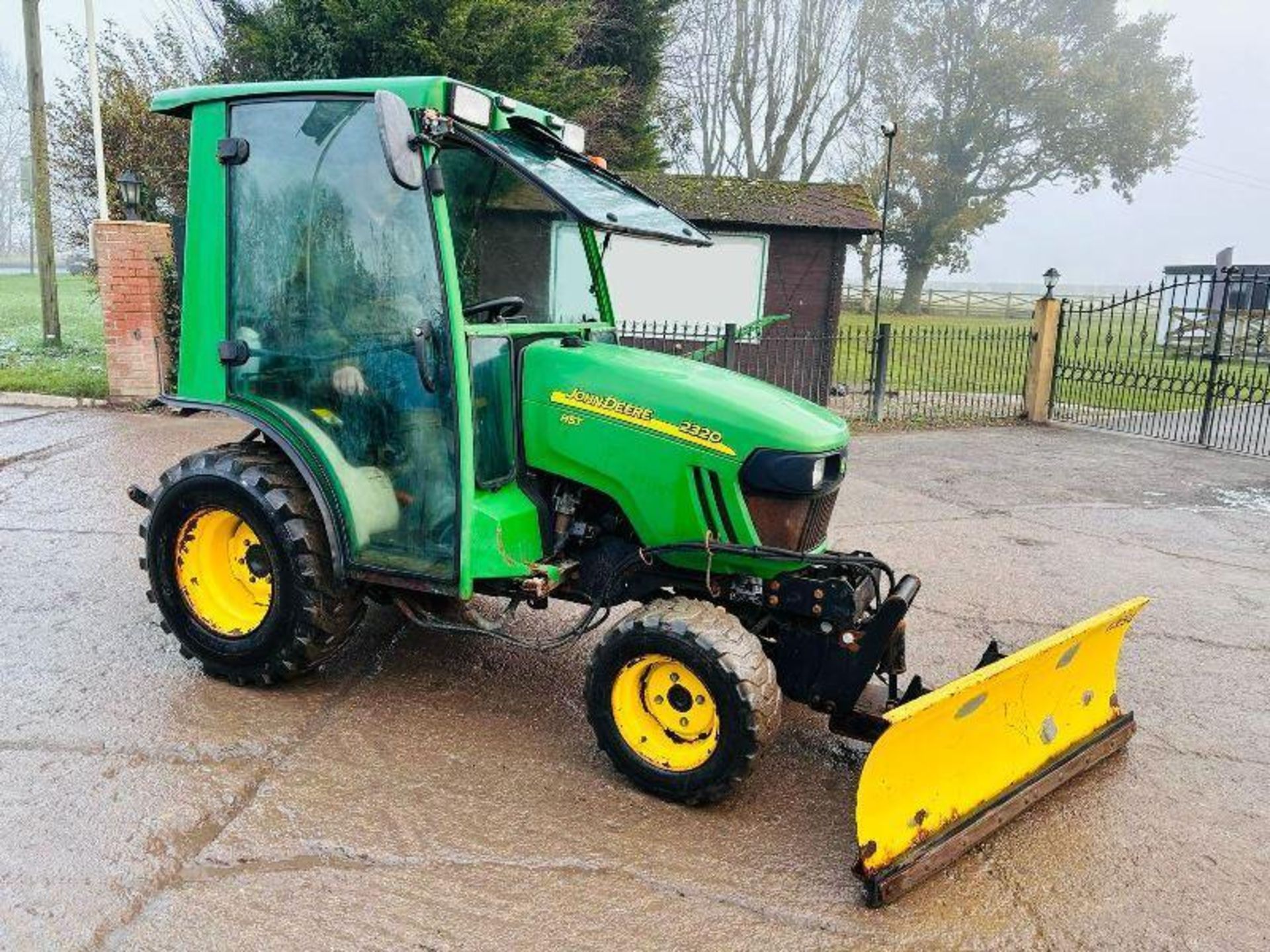 JOHN DEERE 2320 HST 4WD TRACTOR C/W FRONT LINKAGE & SNOW PLOW - Bild 2 aus 10