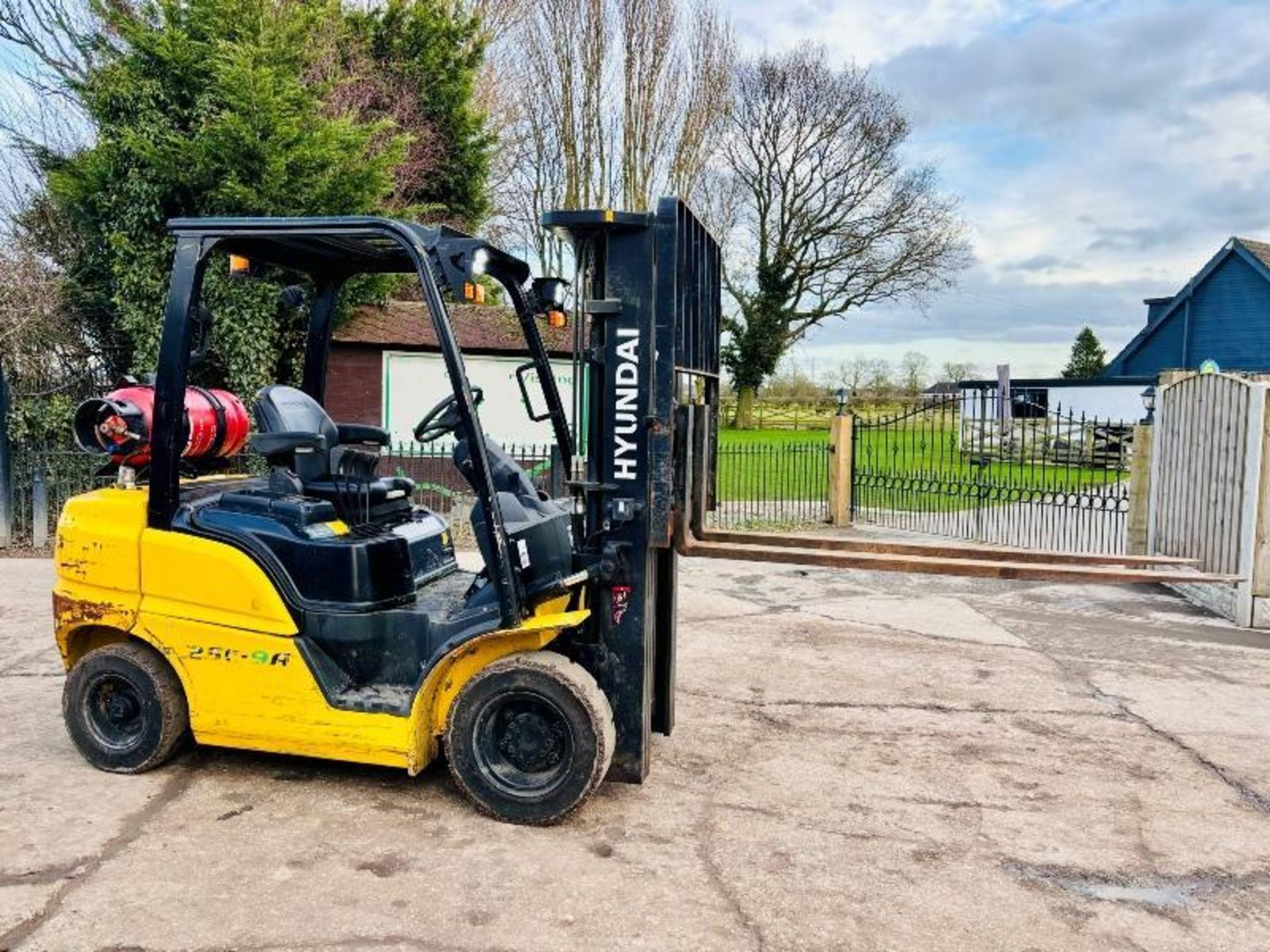 HYUNDAI 25L-9A CONTAINER SPEC FORKLIFT *YEAR 2017, 4463 HOURS* C/W PALLET TINES - Bild 16 aus 18