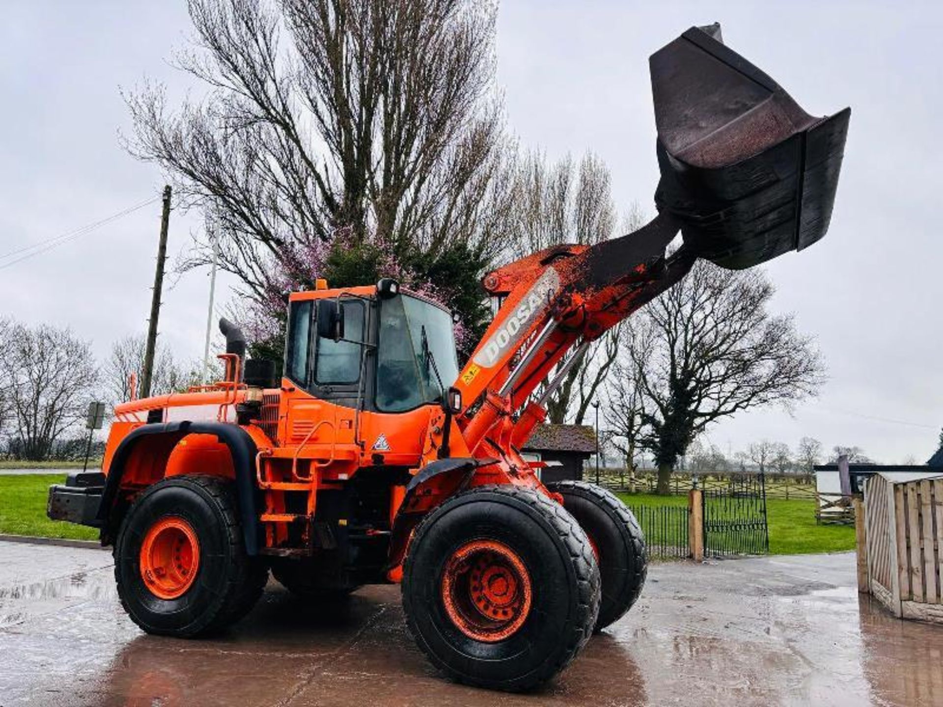 DOOSAN DL300 4WD LOADING SHOVEL *YEAR 2011* C/W REVERSE CAMERA - Image 5 of 18