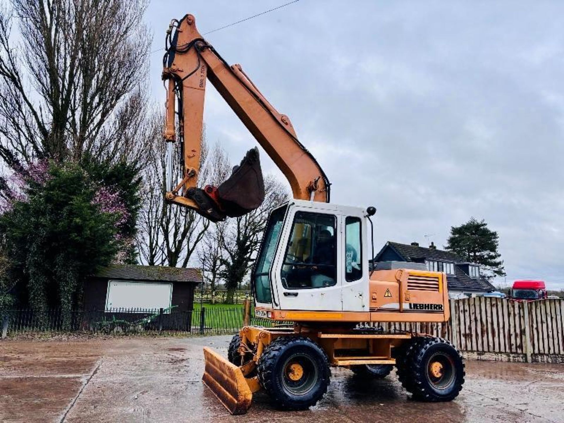 LIEBHERR 900 4WD WHEELED EXCAVATOR C/W QUICK HITCH & BUCKET - Image 16 of 18