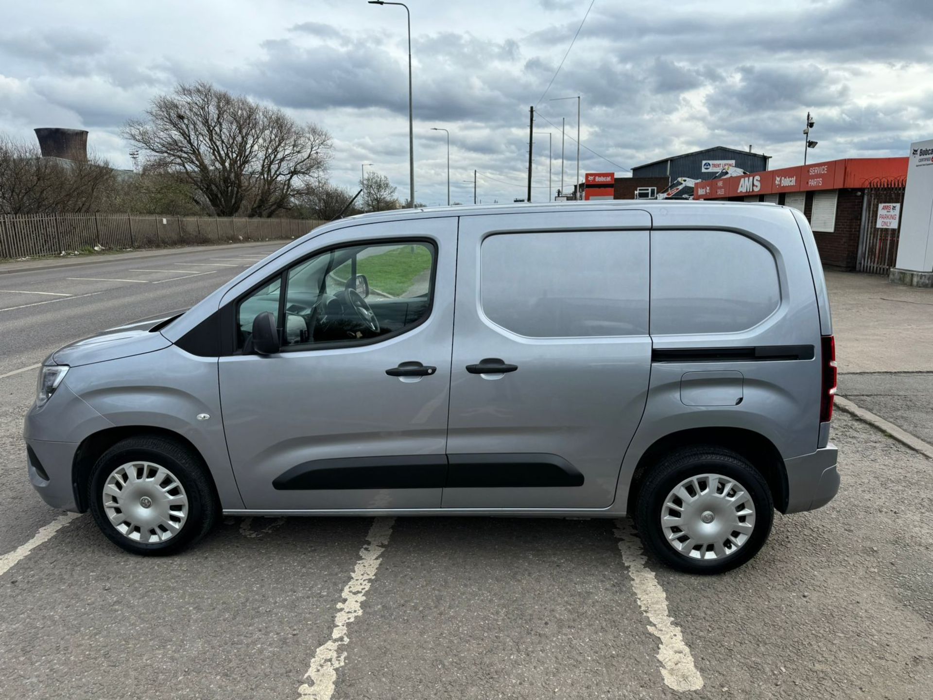 2020 20 VAUXHALL COMBO SPORTIVE PANEL VAN - 51K MILES - PLY LINED - AIR CON. - Image 5 of 11