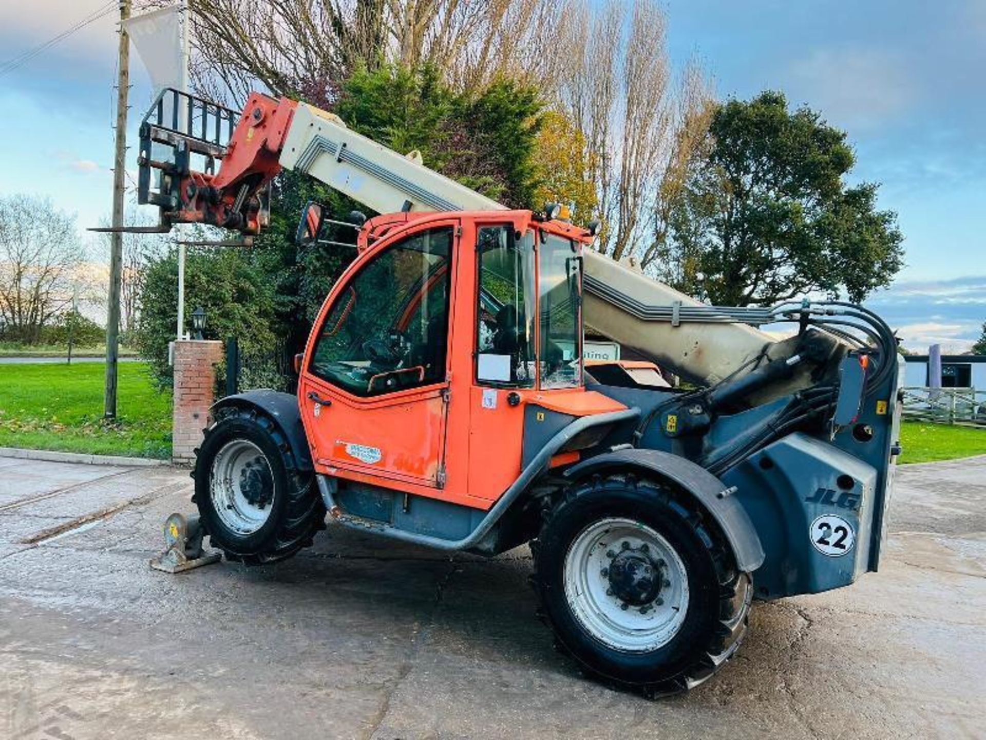 JLG 4013 4WD TELEHANDLER *13 METER REACH* C/W PALLET TINES - Bild 2 aus 19