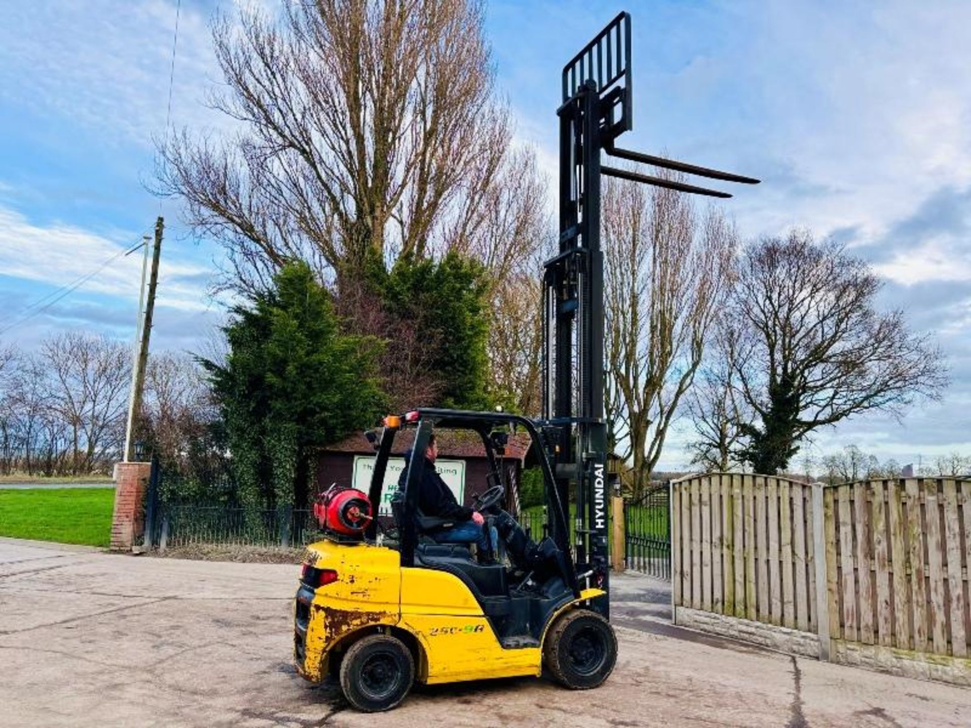 HYUNDAI 25L-9A CONTAINER SPEC FORKLIFT *YEAR 2017, 4463 HOURS* C/W PALLET TINES - Bild 11 aus 18