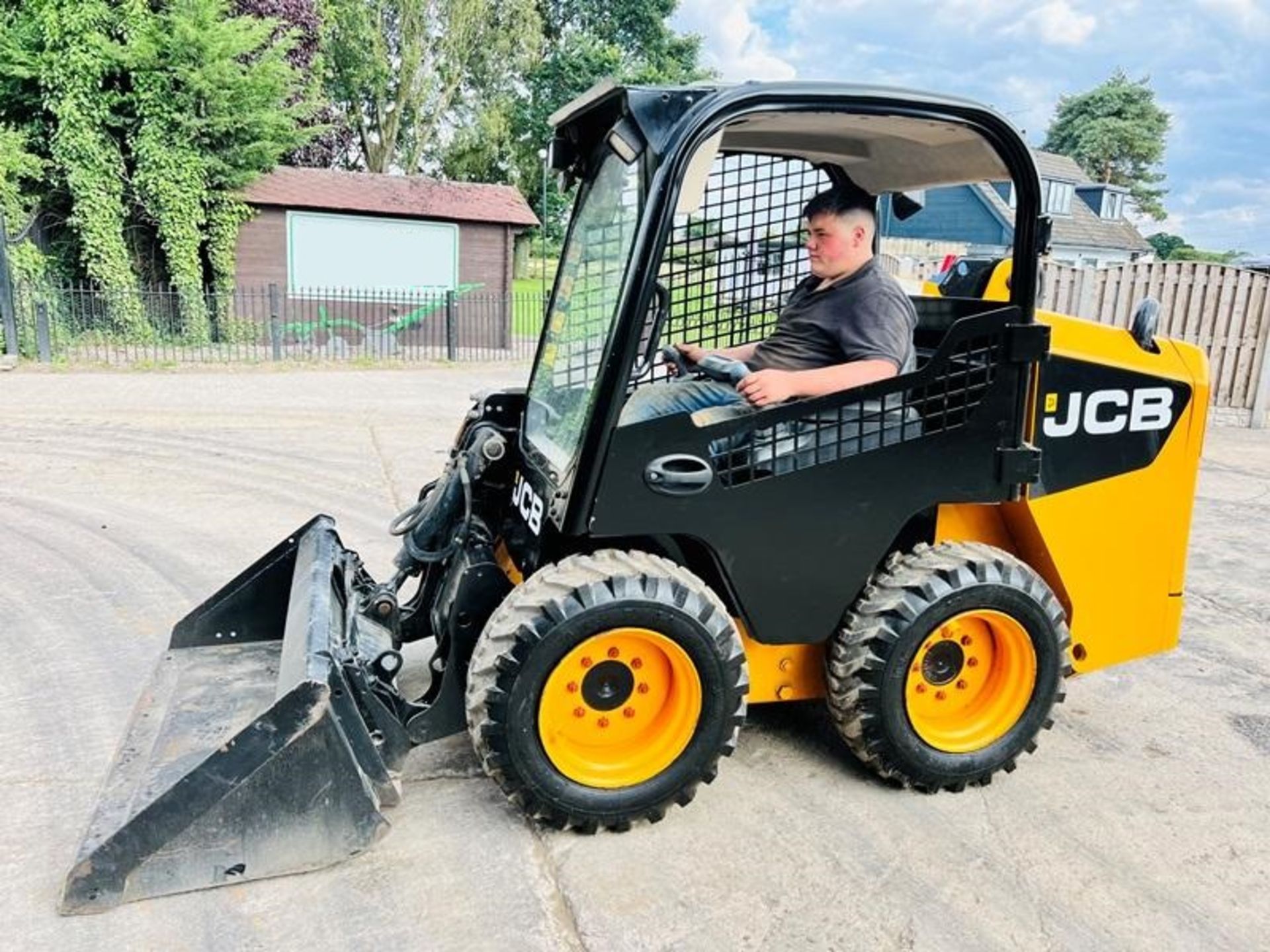 JCB 135 4WD SKIDSTEER * YEAR 2014 * C/W BUCKET