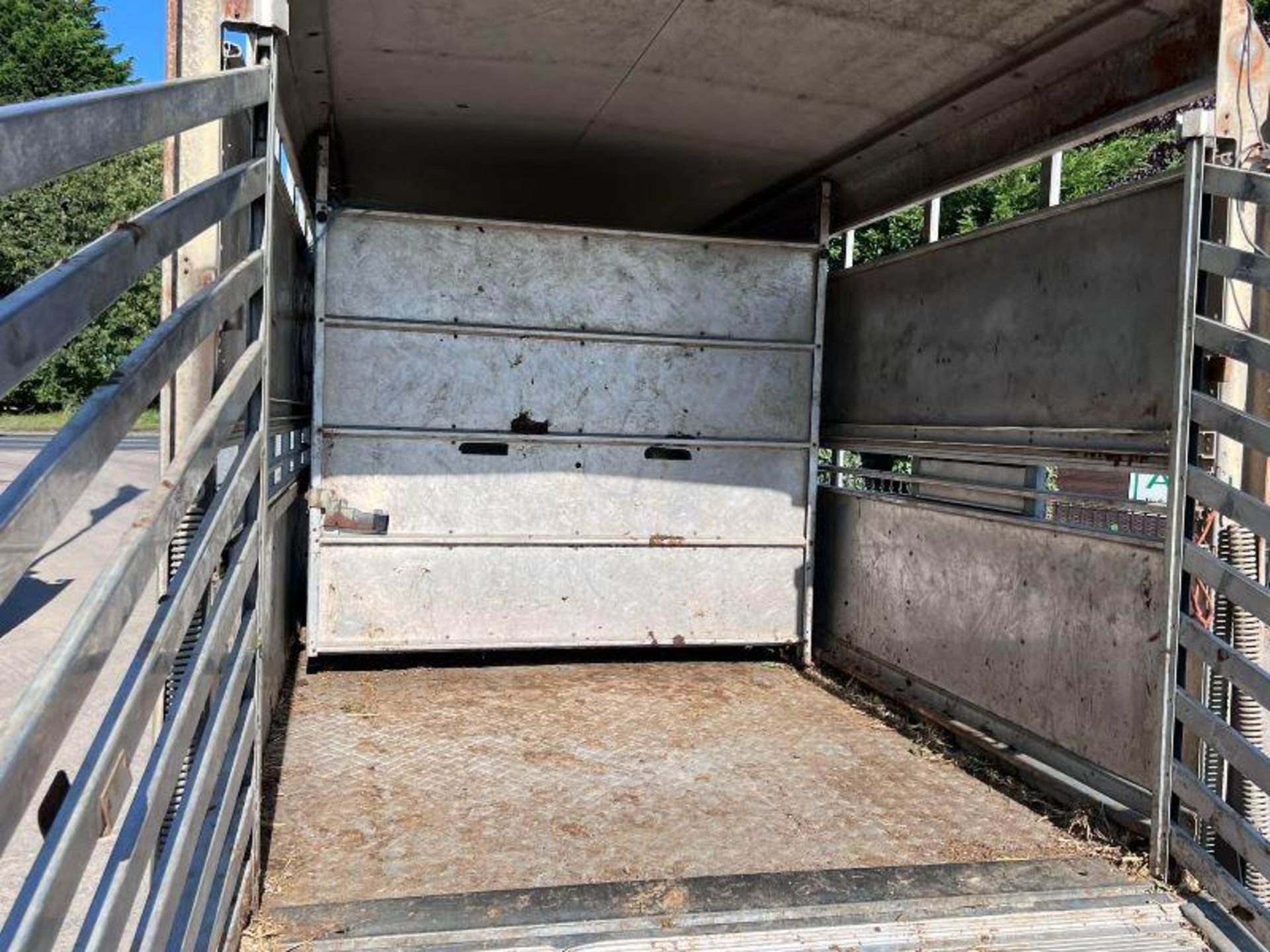 IFOR WILLIAMS TWIN AXLE CATTLE BOX C/W PARTIONING - Bild 6 aus 9