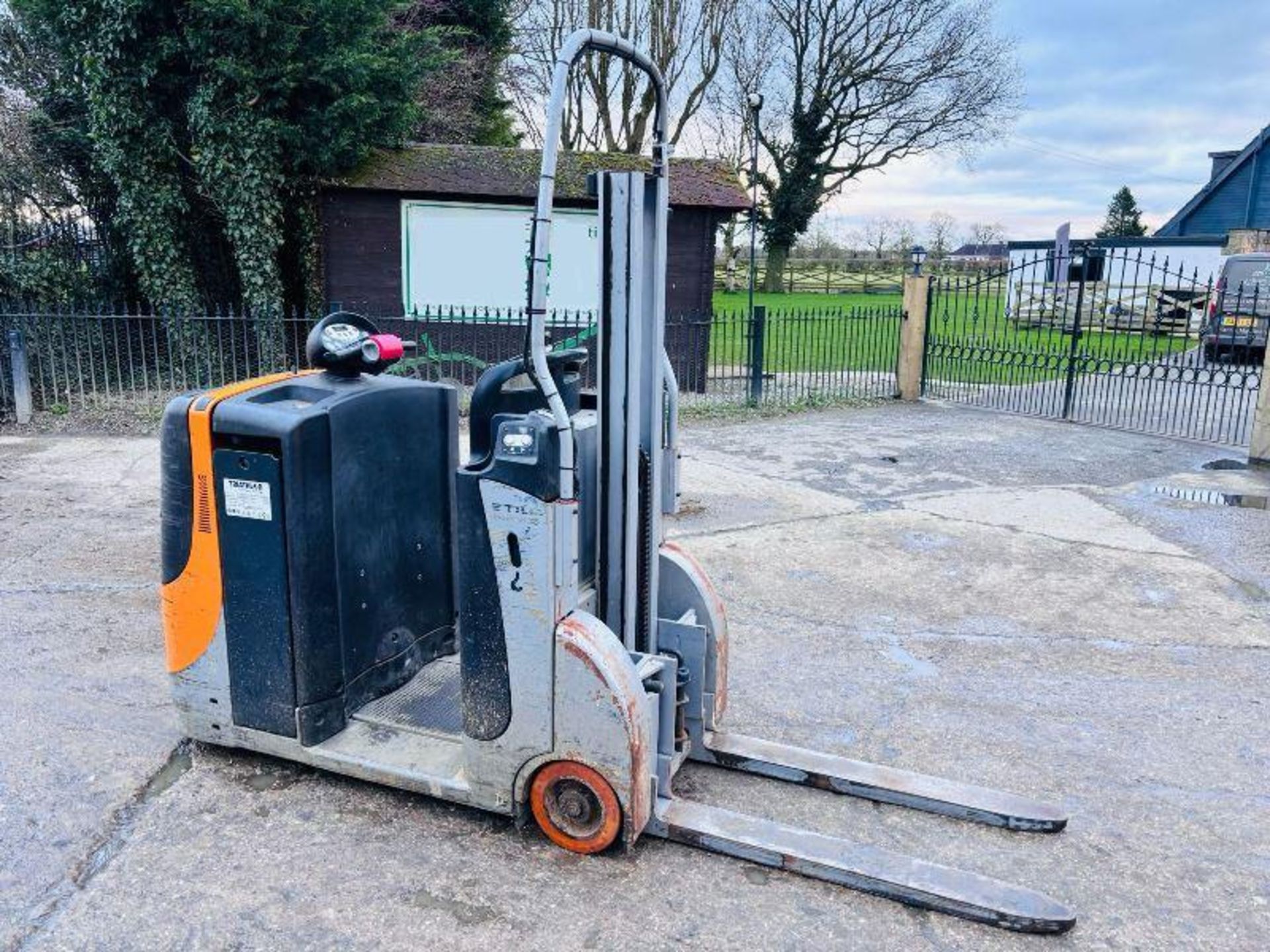 STILL KANVAN 02 ELECTRIC FORK LIFT *YEAR 2015* C/W PALLET TINES