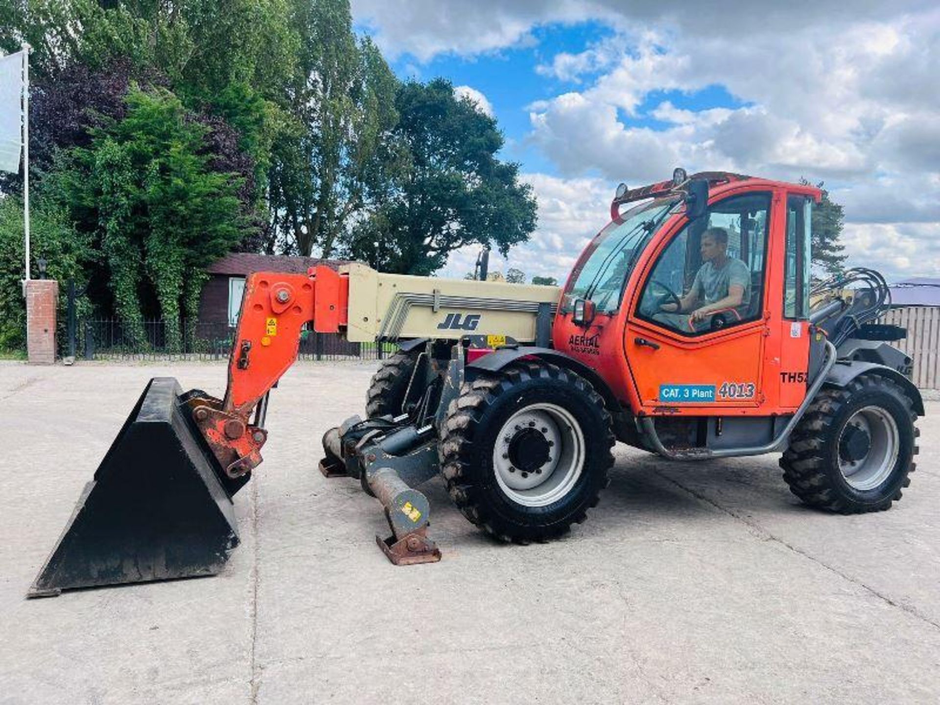 JLG 4013 4WD TELEHANDLER *13 METER REACH, 5961 HOURS* C/W PALLET TINES - Bild 5 aus 13