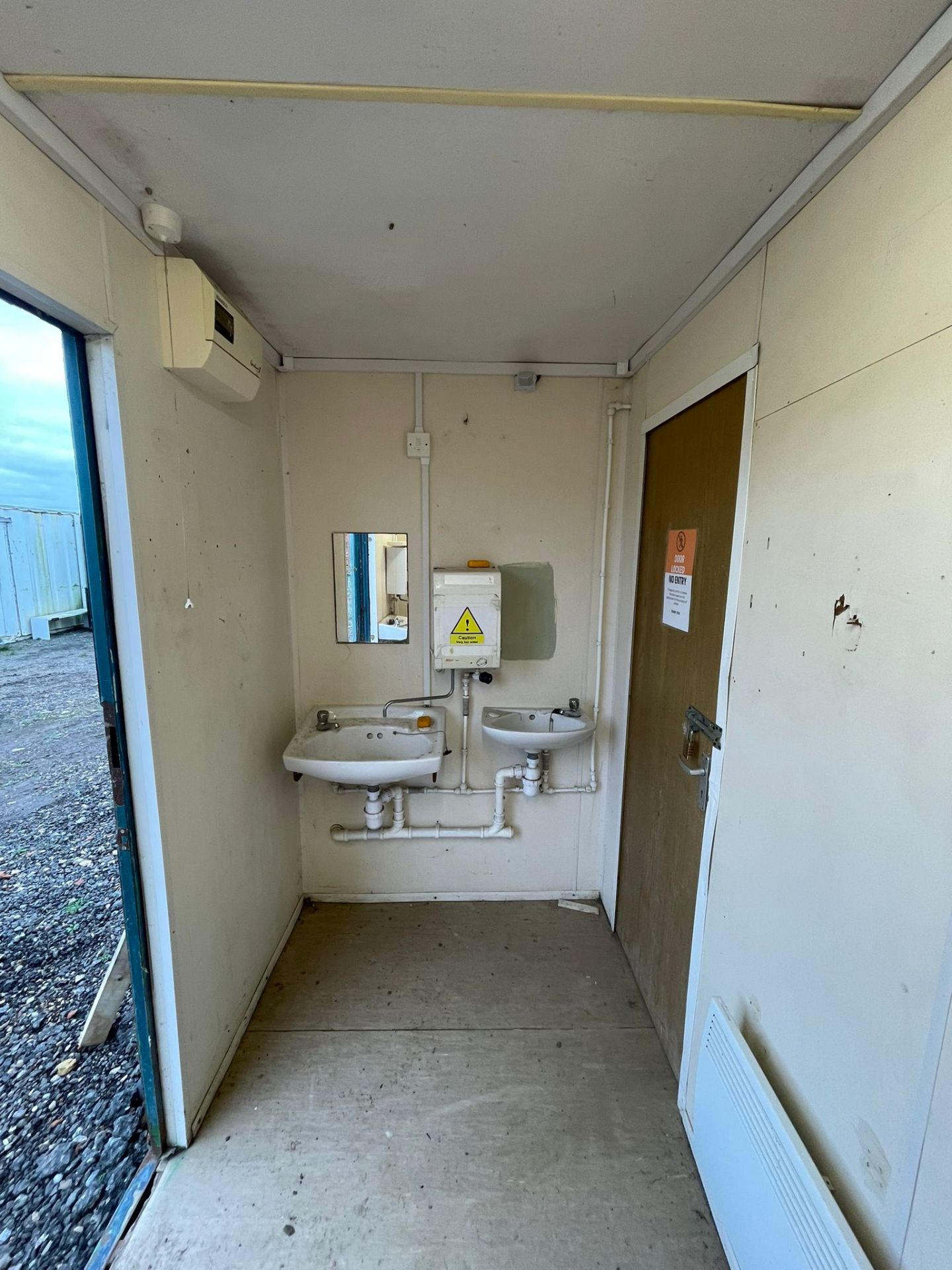 16X10FT TOILET BLOCK - 1X DISABLED/WOMEN’S TOILET - 3X MALES TOILET AND 3X URINALS - Bild 6 aus 8