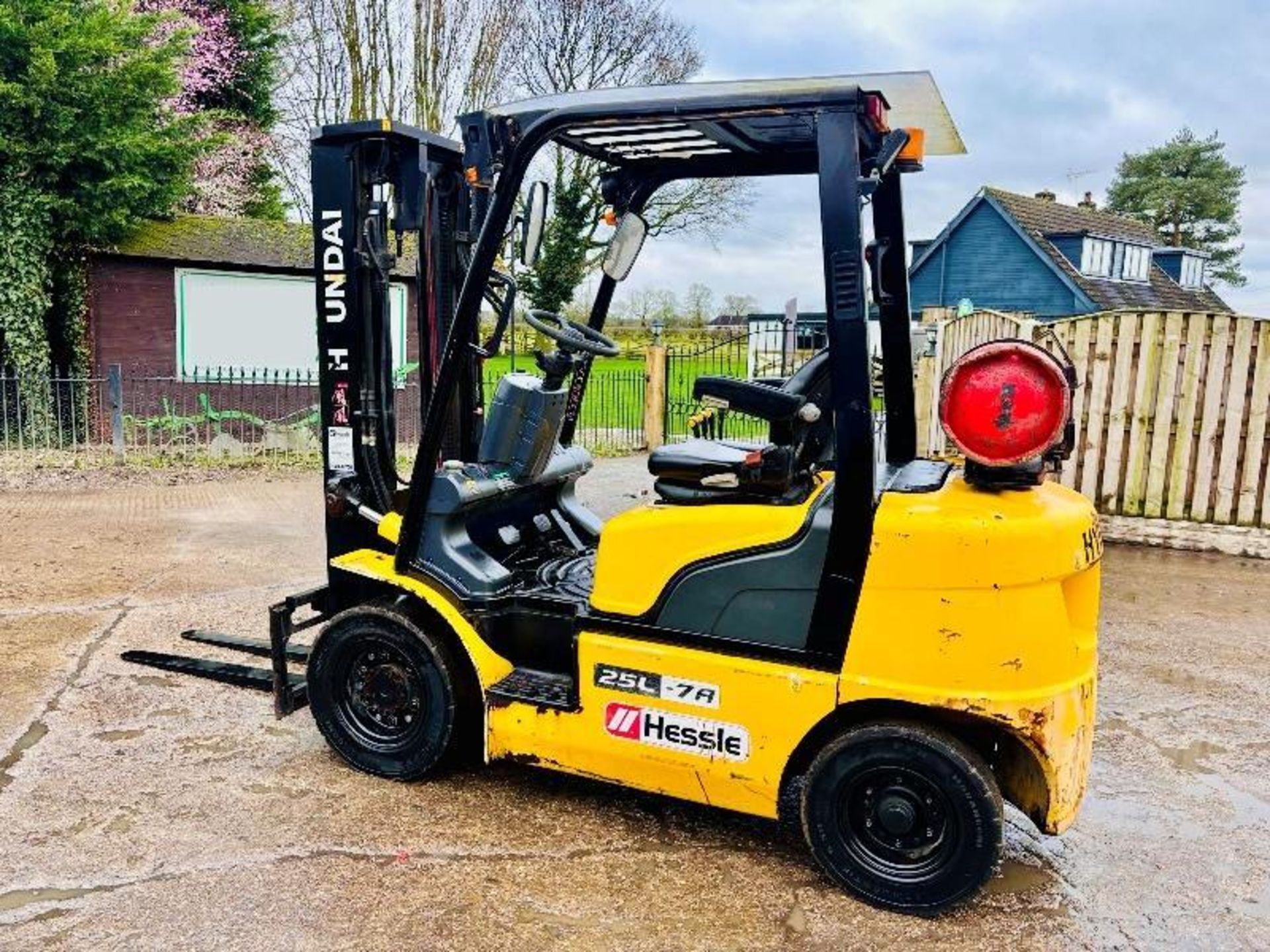 HYUNDAI 25L-7A FORKLIFT *YEAR 2016* C/W PALLET TINES - Image 2 of 15