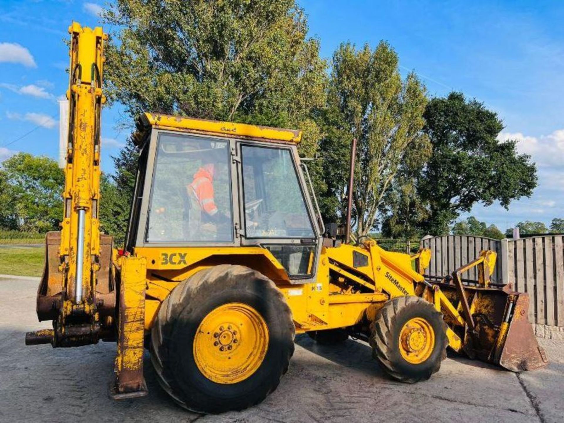 JCB 3CX PROJECT 7 4WD BACKHOE DIGGER C/W EXTENDING. - Image 2 of 15