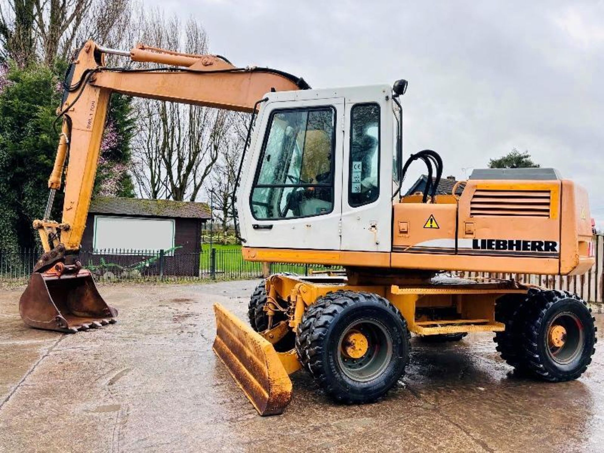 LIEBHERR 900 4WD WHEELED EXCAVATOR C/W QUICK HITCH & BUCKET