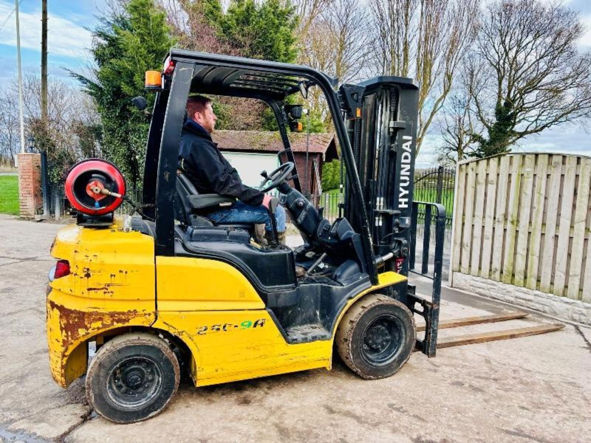 HYUNDAI 25L-9A CONTAINER SPEC FORKLIFT *YEAR 2017, 4463 HOURS* C/W PALLET TINES - Bild 15 aus 18