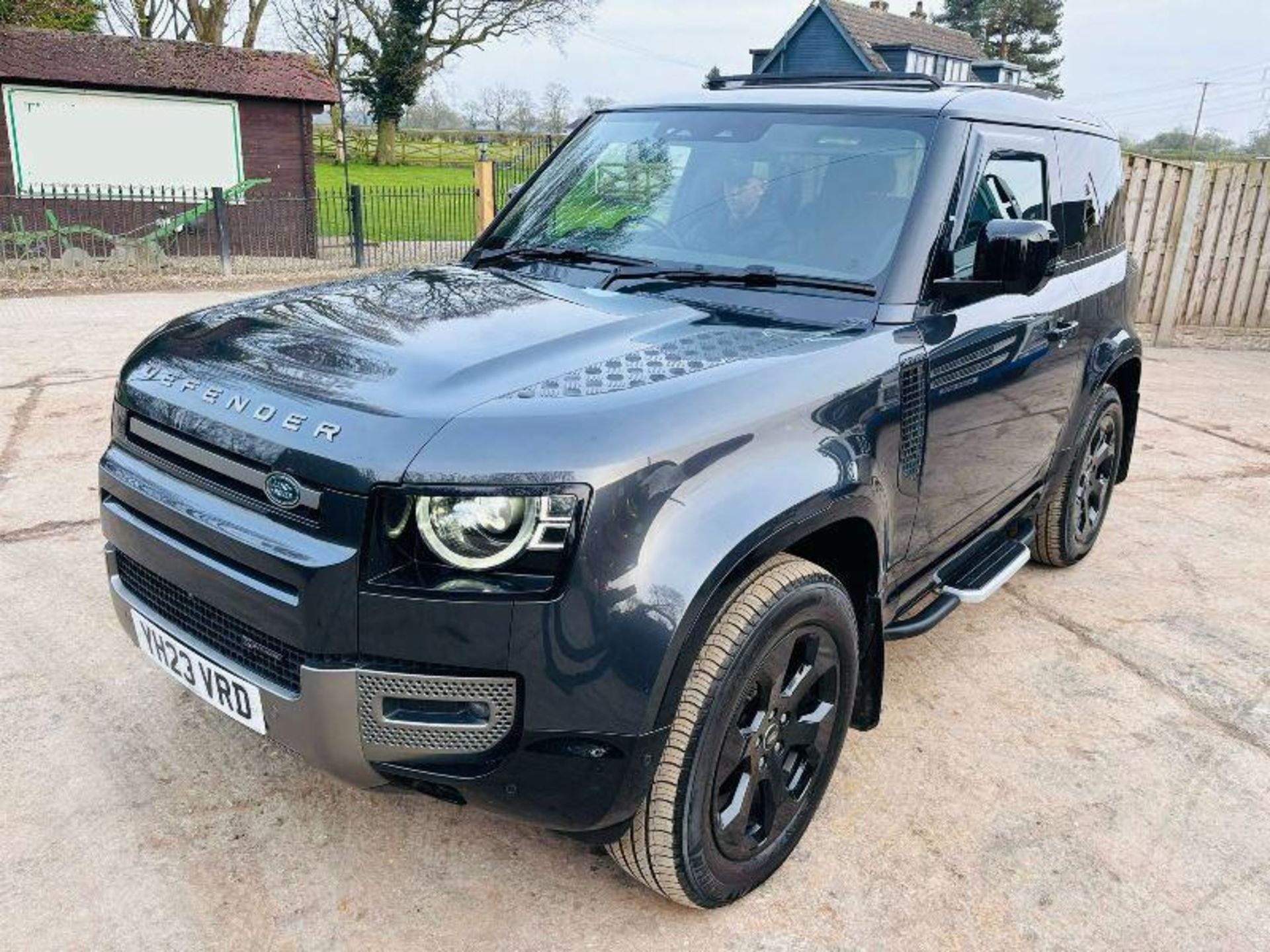 2023 LAND ROVER DEFENDER 90 XDYNAMIC S - 11074 MILES - C/W ELECTRIC TOW BAR  - Image 15 of 18