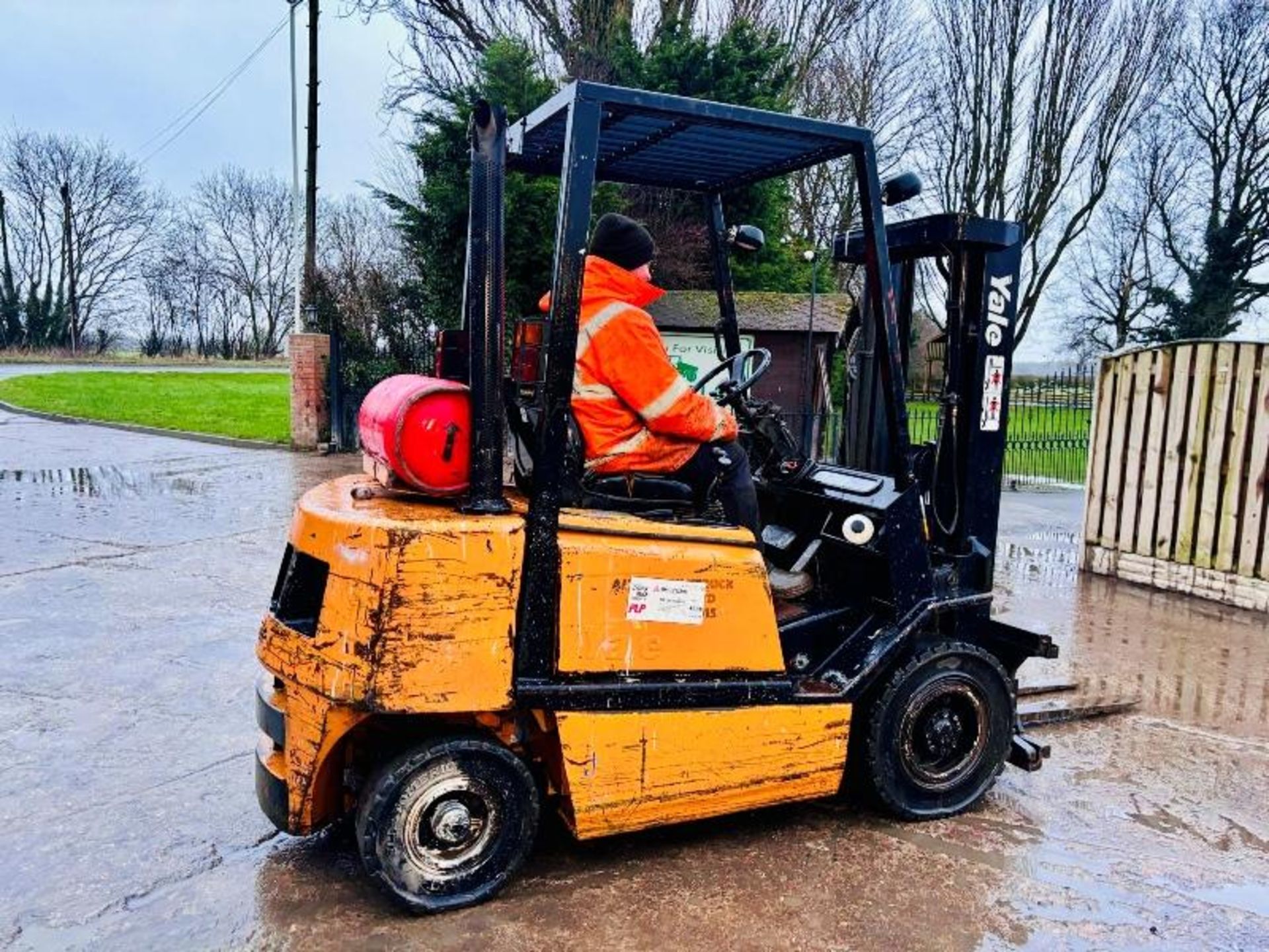 YALE GLP25RF FORKLIFT *CONTAINER SPEC* C/W SIDE SHIFT - Image 7 of 13