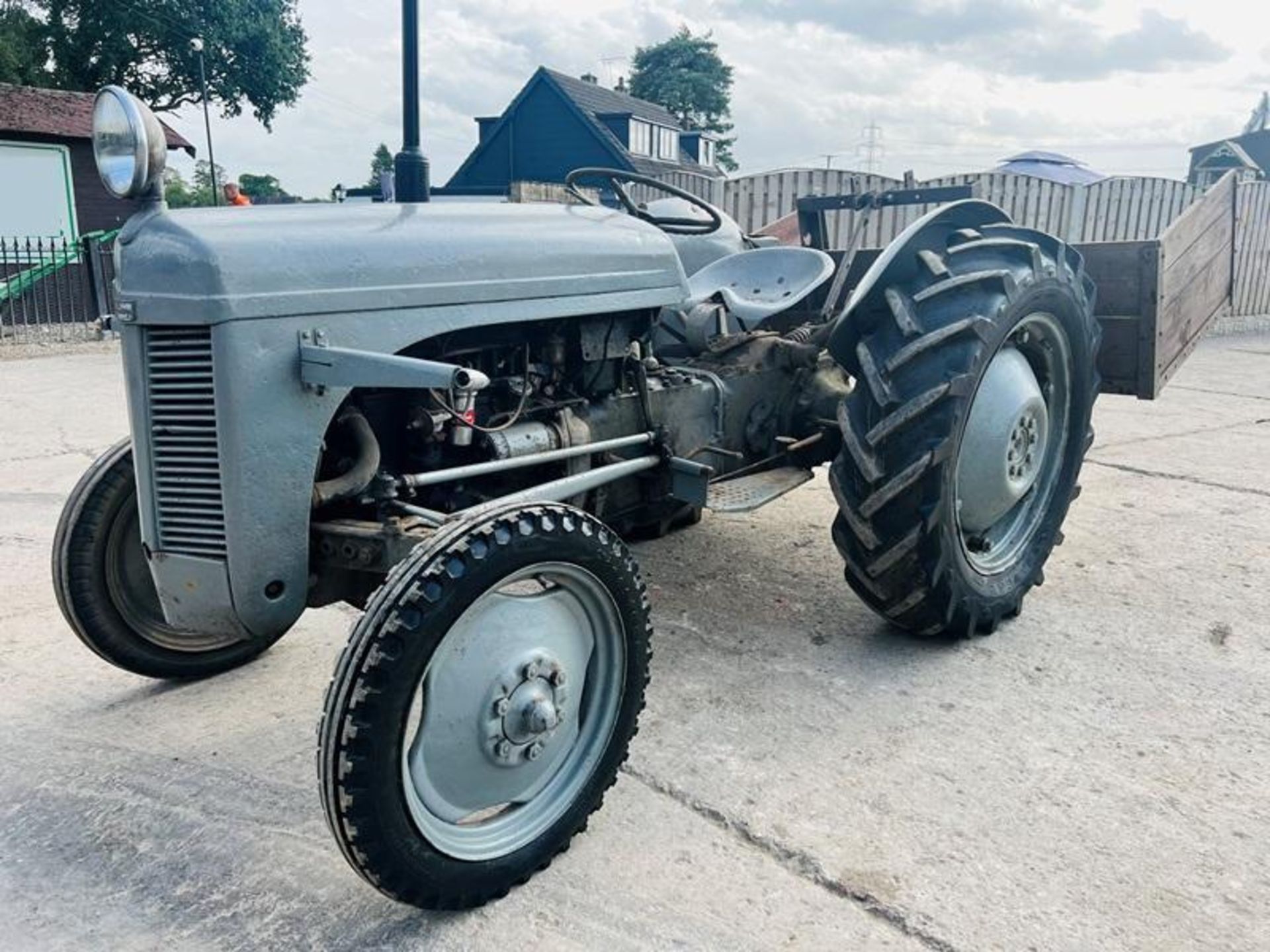 GREY FERGUSON 2WD TRACTOR C/W REAR BACK BOX - Bild 6 aus 8