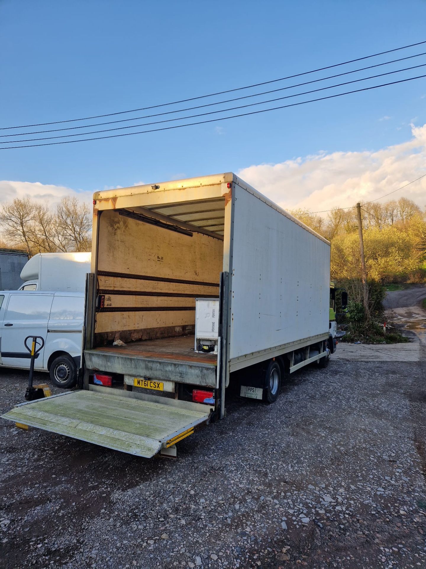 MAN 7.5 TON TRUCK WITH TAIL LIFT - STARTS AND DRIVES - Image 4 of 8