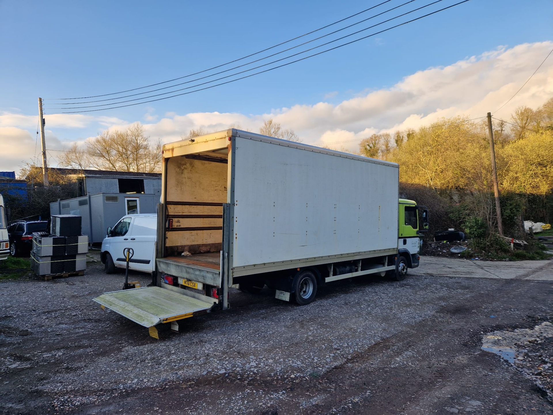 MAN 7.5 TON TRUCK WITH TAIL LIFT - STARTS AND DRIVES - Image 8 of 8