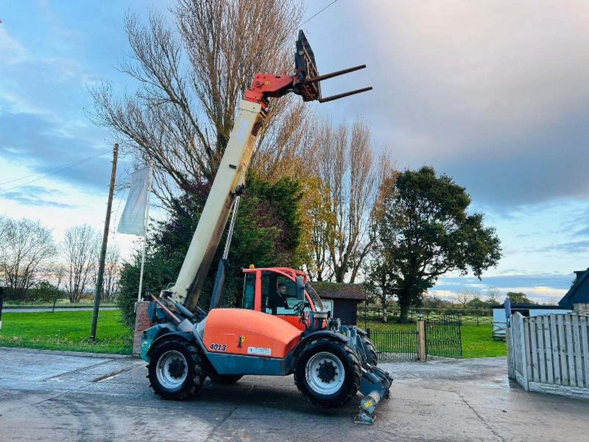 JLG 4013 4WD TELEHANDLER *13 METER REACH* C/W PALLET TINES - Image 6 of 19