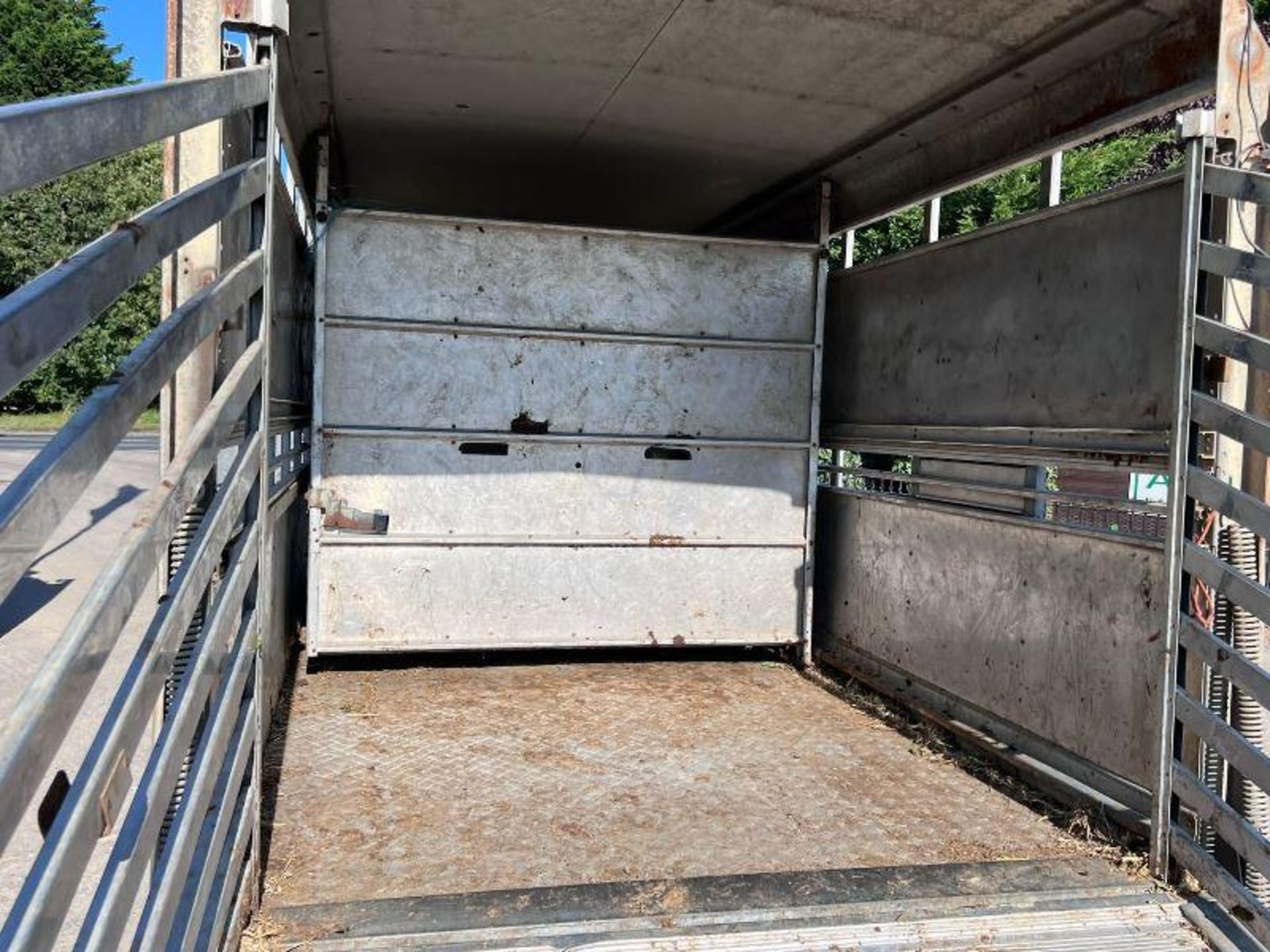 IFOR WILLIAMS TWIN AXLE CATTLE BOX C/W PARTIONING - Image 6 of 9