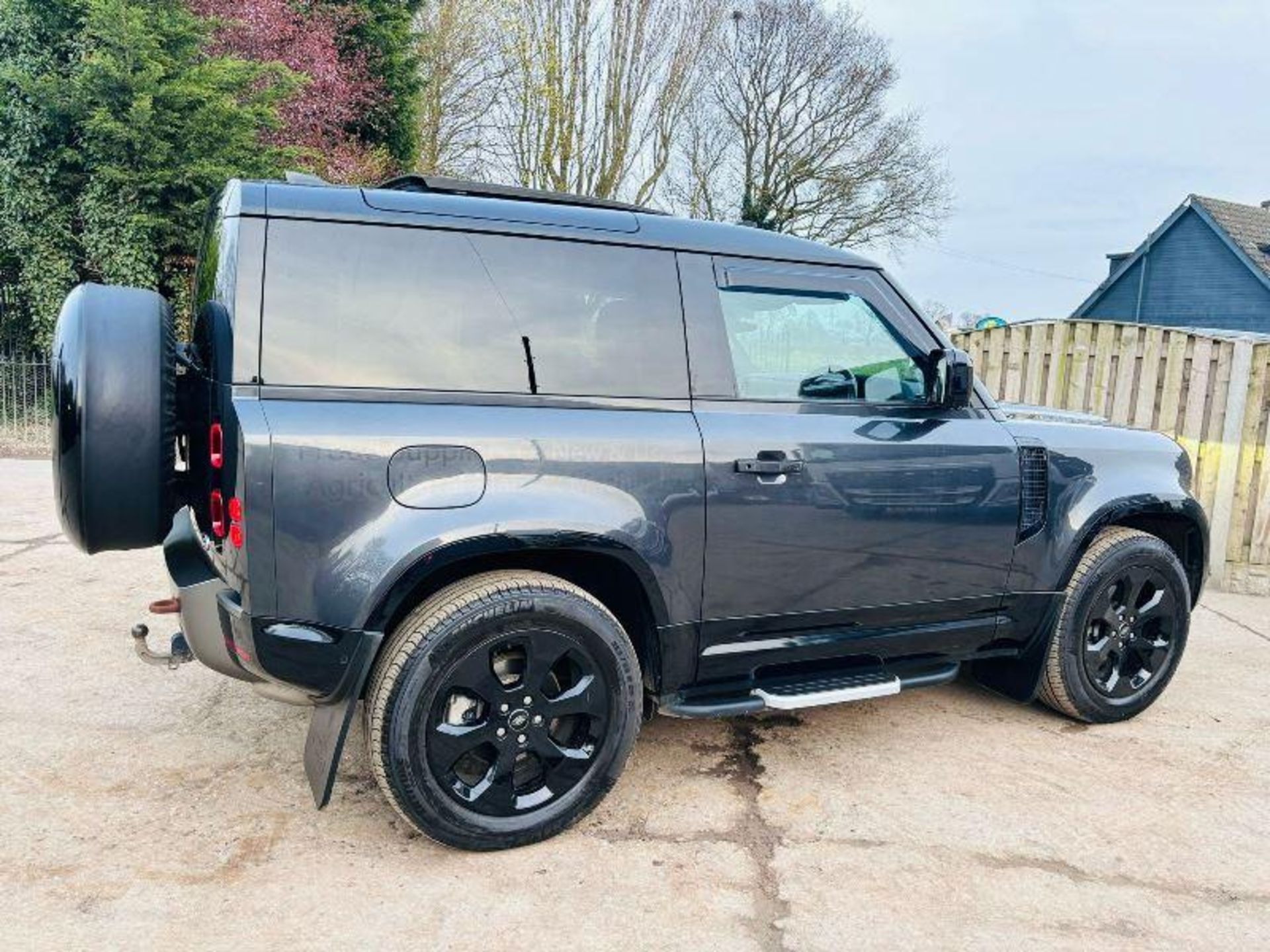 2023 LAND ROVER DEFENDER 90 XDYNAMIC S - 11074 MILES - C/W ELECTRIC TOW BAR  - Image 14 of 18