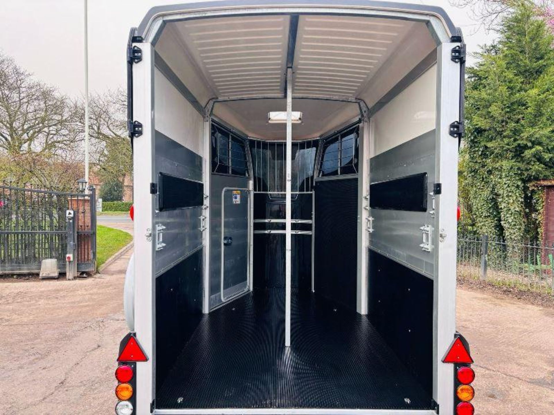 IFOR WILLIAMS TWIN AXLE HORSE BOX *YEAR 2022* C/W PARTITION. - Image 19 of 19