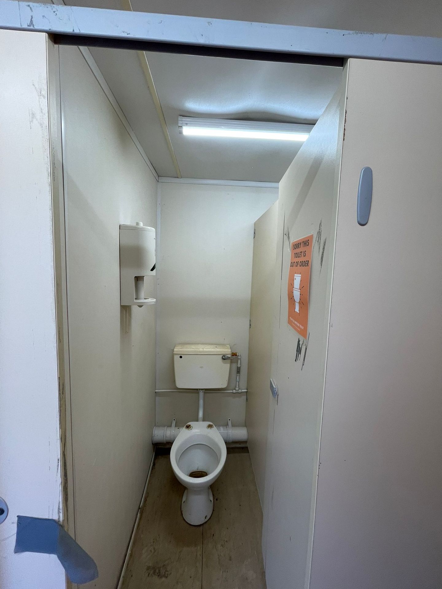 16X10FT TOILET BLOCK - 1X DISABLED/WOMEN’S TOILET - 3X MALES TOILET AND 3X URINALS - Image 3 of 8