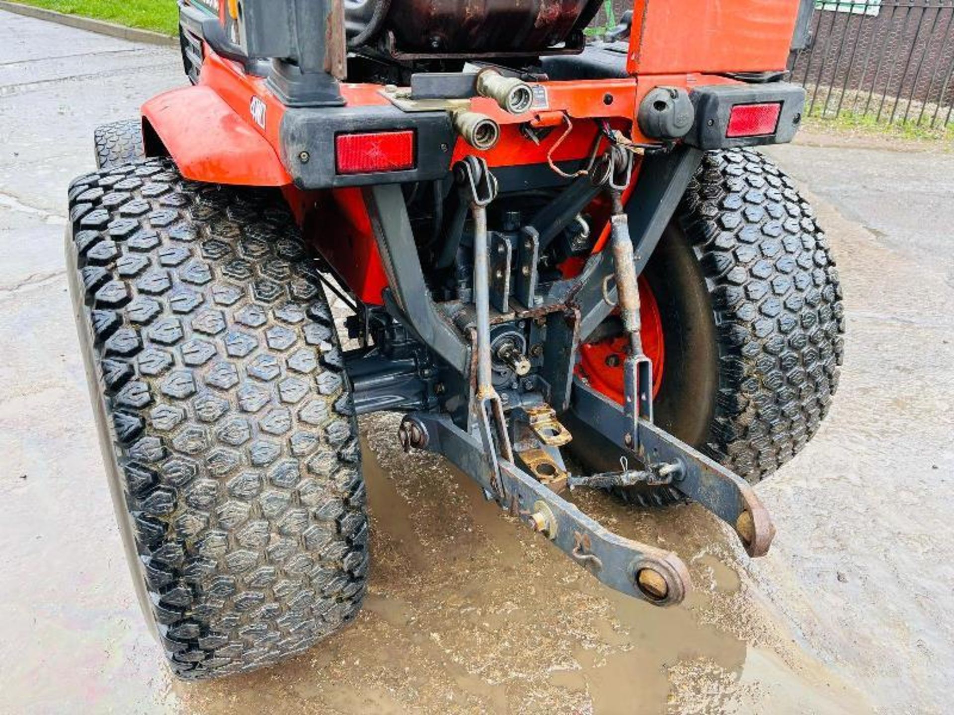 KUBOTA B2110 4WD TRACTOR C/W ROLE BAR - Image 11 of 15