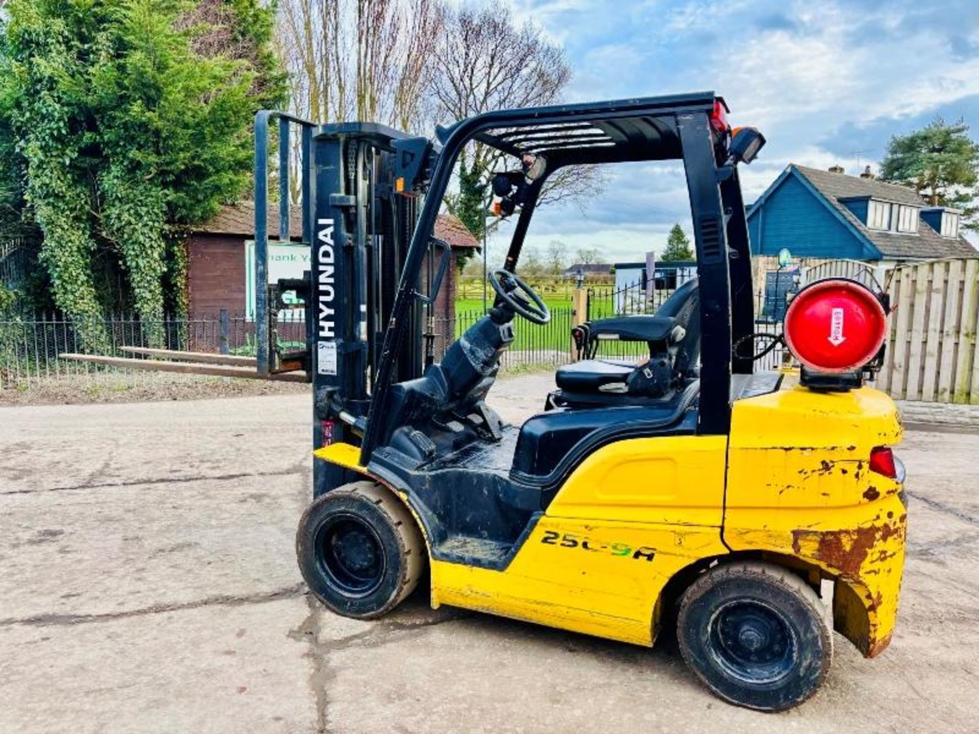 HYUNDAI 25L-9A CONTAINER SPEC FORKLIFT *YEAR 2017, 4463 HOURS* C/W PALLET TINES - Image 8 of 18