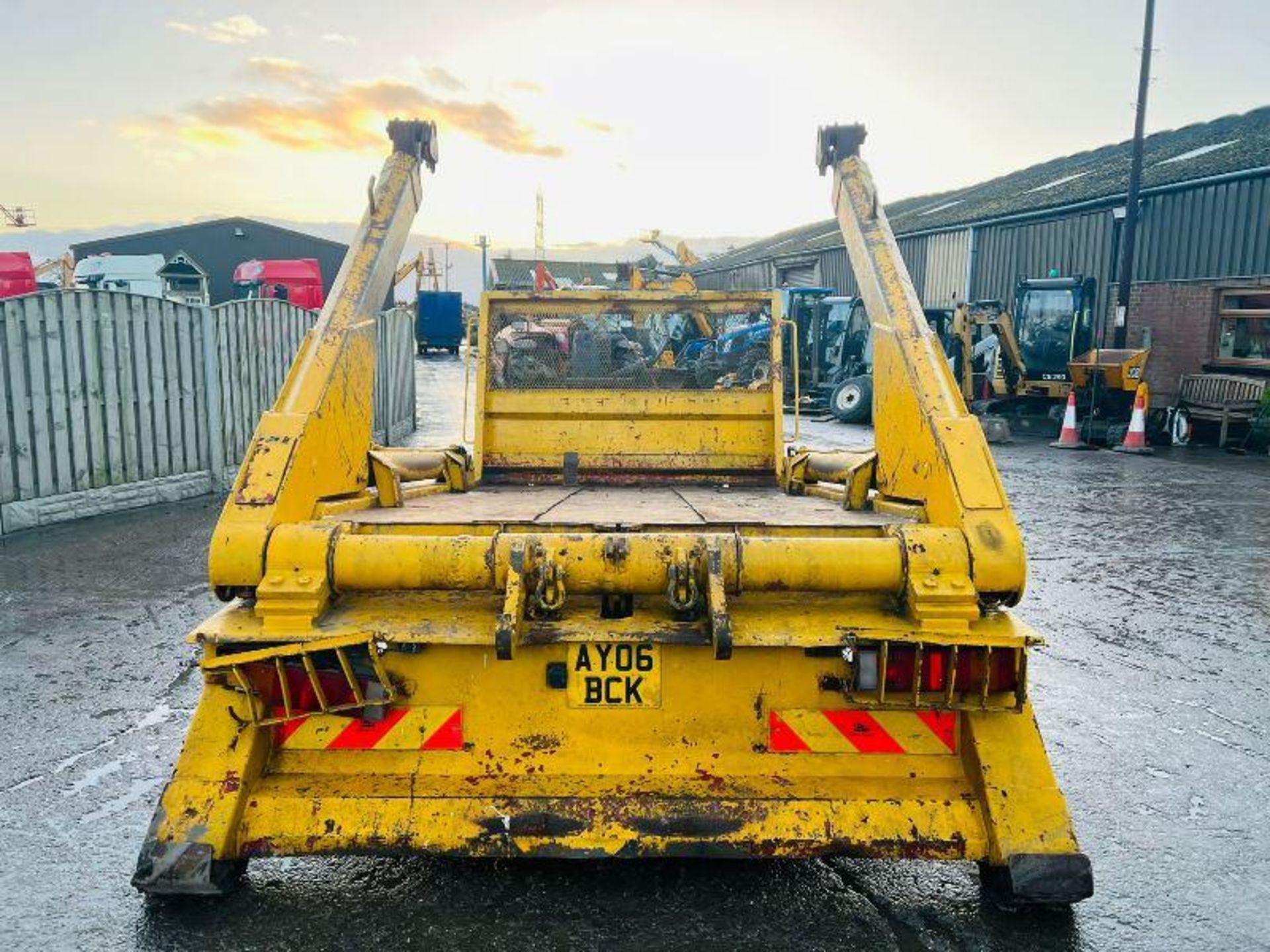 SKIP LIFTING GEAR TO SUIT LORRY - Image 6 of 12