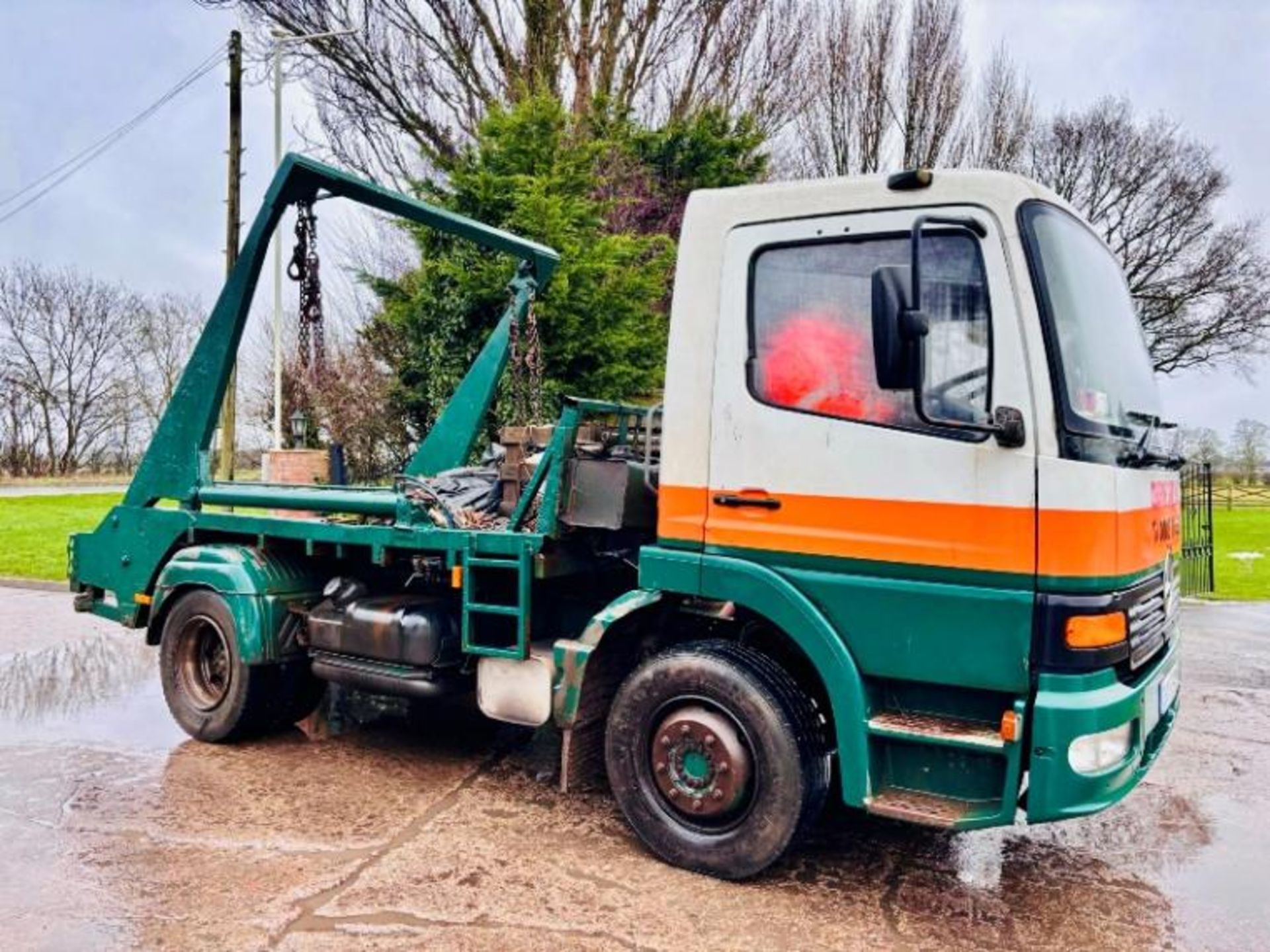 MERCEDES 1318 4X2 SKIP LORRY C/W REAR SUPPORT LEGS