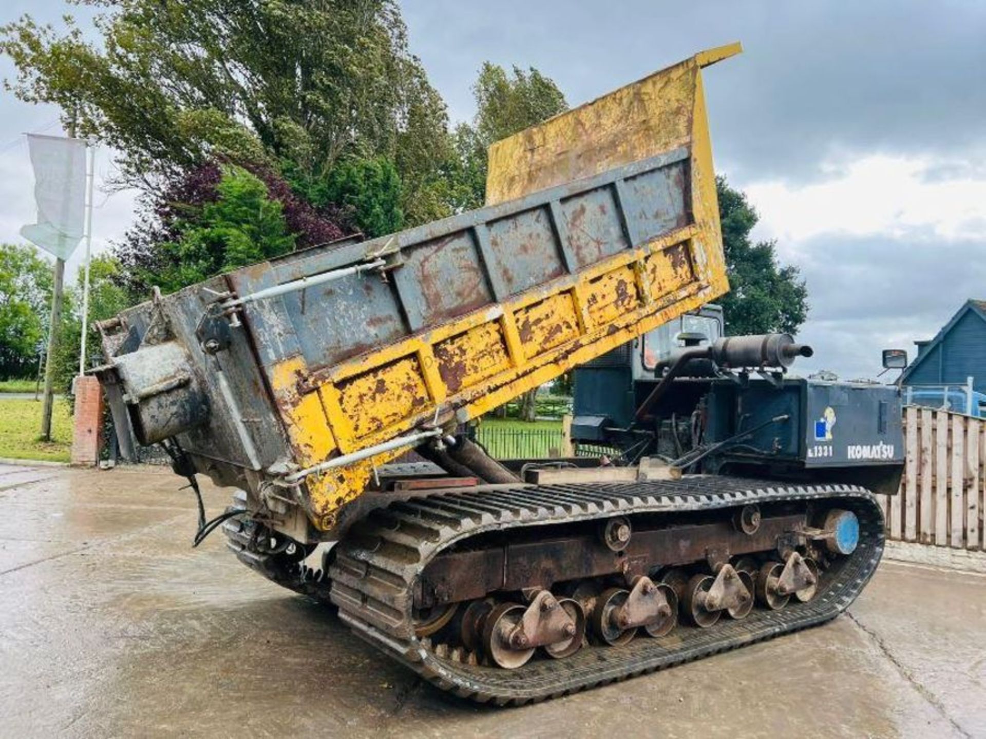 MOROOKA MST2000 TRACKED DUMPER C/W CONCRETE SHOOT & REVERSE CAMERA - RECENTLY SERVICED. - Image 2 of 13
