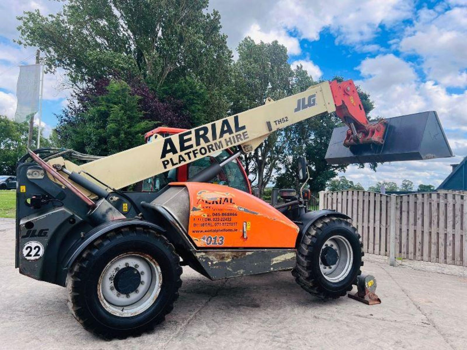 JLG 4013 4WD TELEHANDLER *13 METER REACH, 5961 HOURS* C/W PALLET TINES - Image 3 of 13