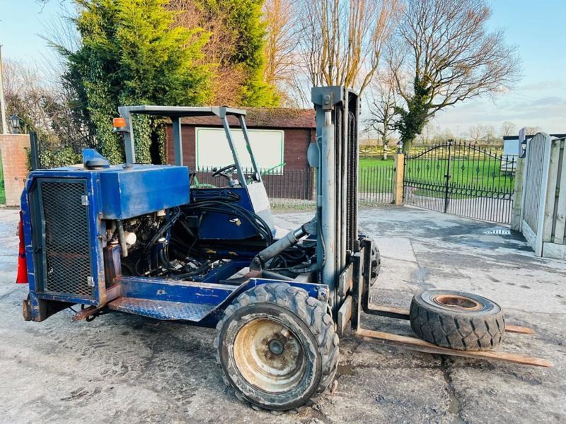 MOFFETT M2275 DIESEL FORKLIFT C/W SUPPORT LEGS & PUSH OUT BOOM - Image 3 of 14