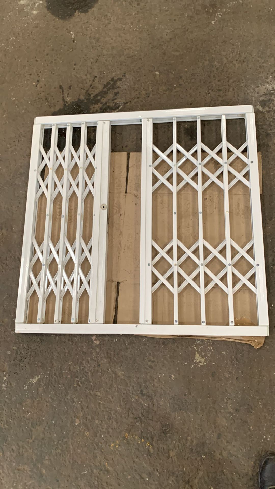 WINDOW SECURITY GRILLE, METAL LOCKABLE WINDOWS BAR X 3 KEYS - Image 2 of 2