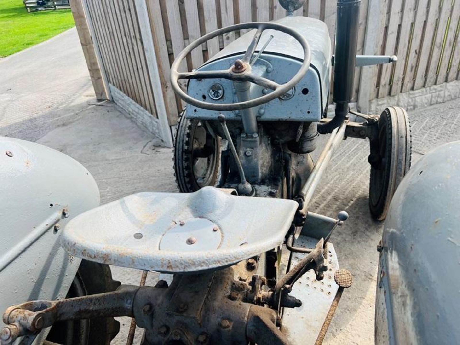 GREY FERGUSON 2WD TRACTOR C/W REAR BACK BOX - Bild 2 aus 8