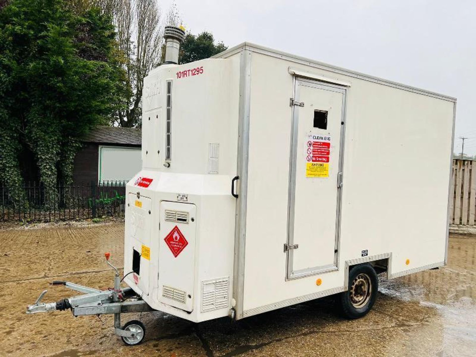 SINGLE AXLE SHOWER BLOCK C/W HONDA GENERATOR