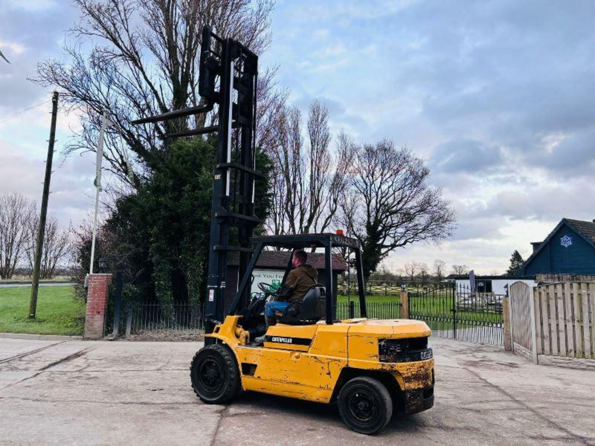 CATERPILLAR DP50 DIESEL FORKLIFT C/W PALLET TINES - Image 10 of 15