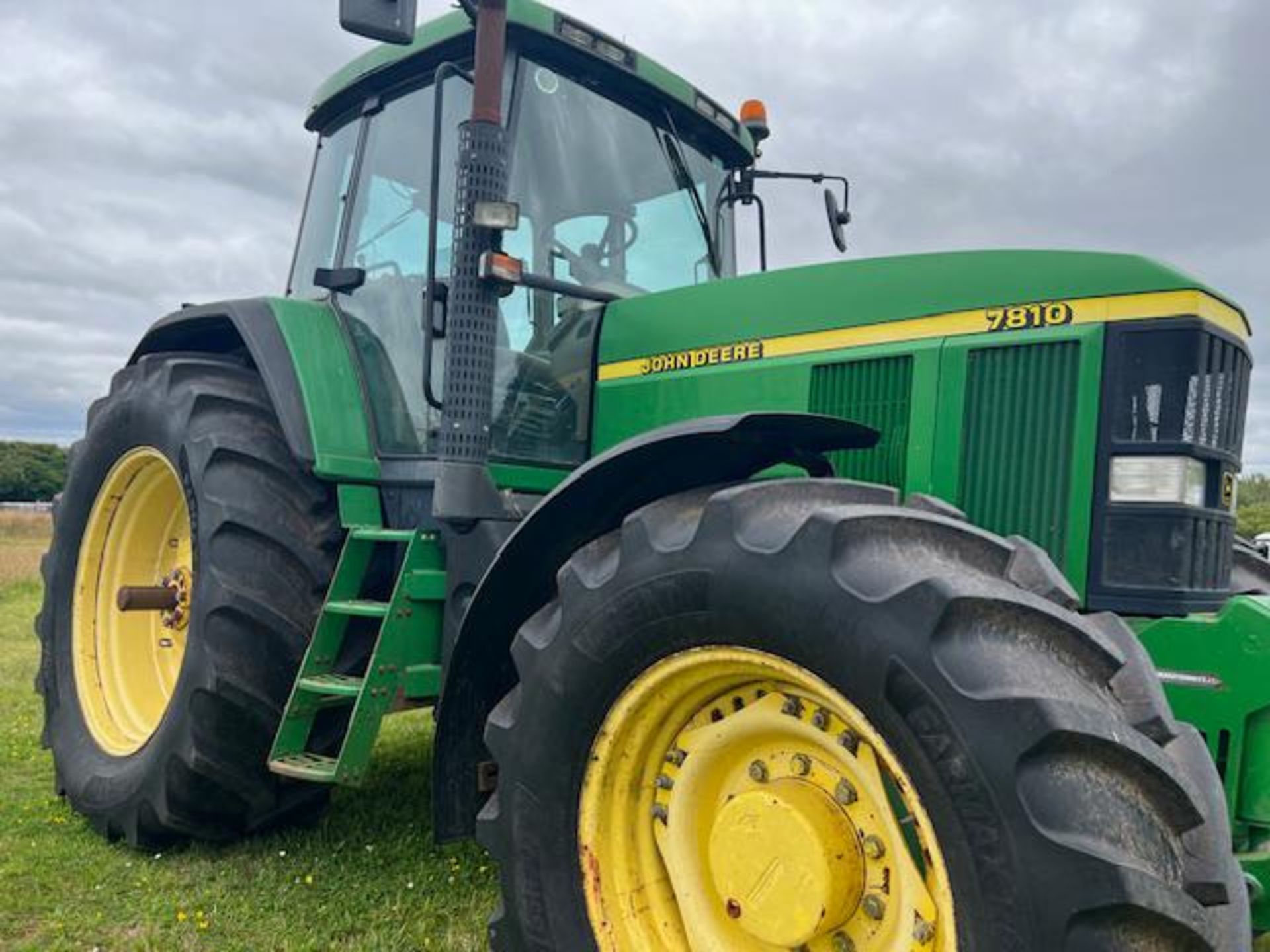 2000 JOHN DEERE 7810 TRACTOR - AIR CON - 10600 HOURS