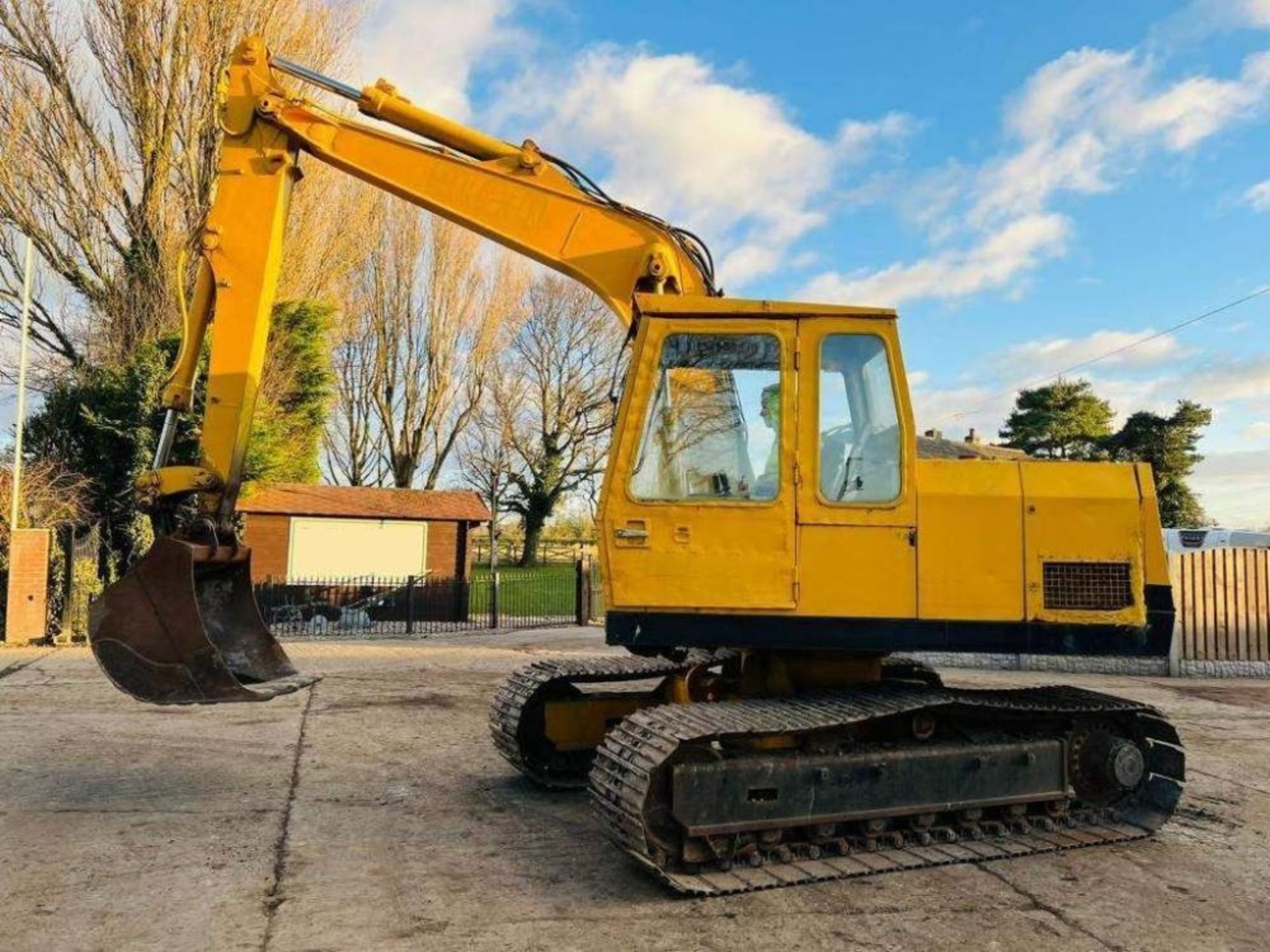 LIEBHERR 900 TRACKED EXCAVATOR C/W BUCKET