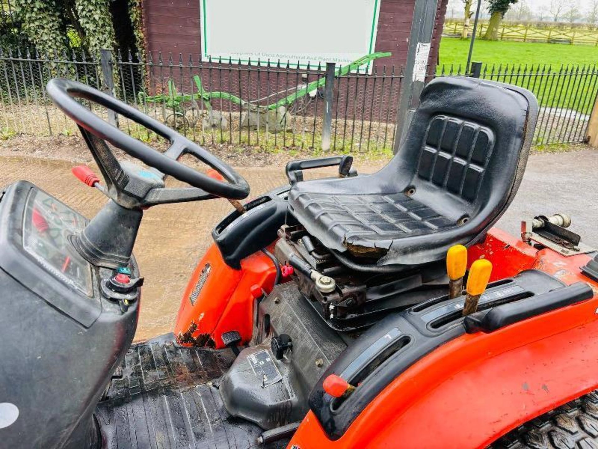 KUBOTA B2110 4WD TRACTOR C/W ROLE BAR - Image 14 of 15