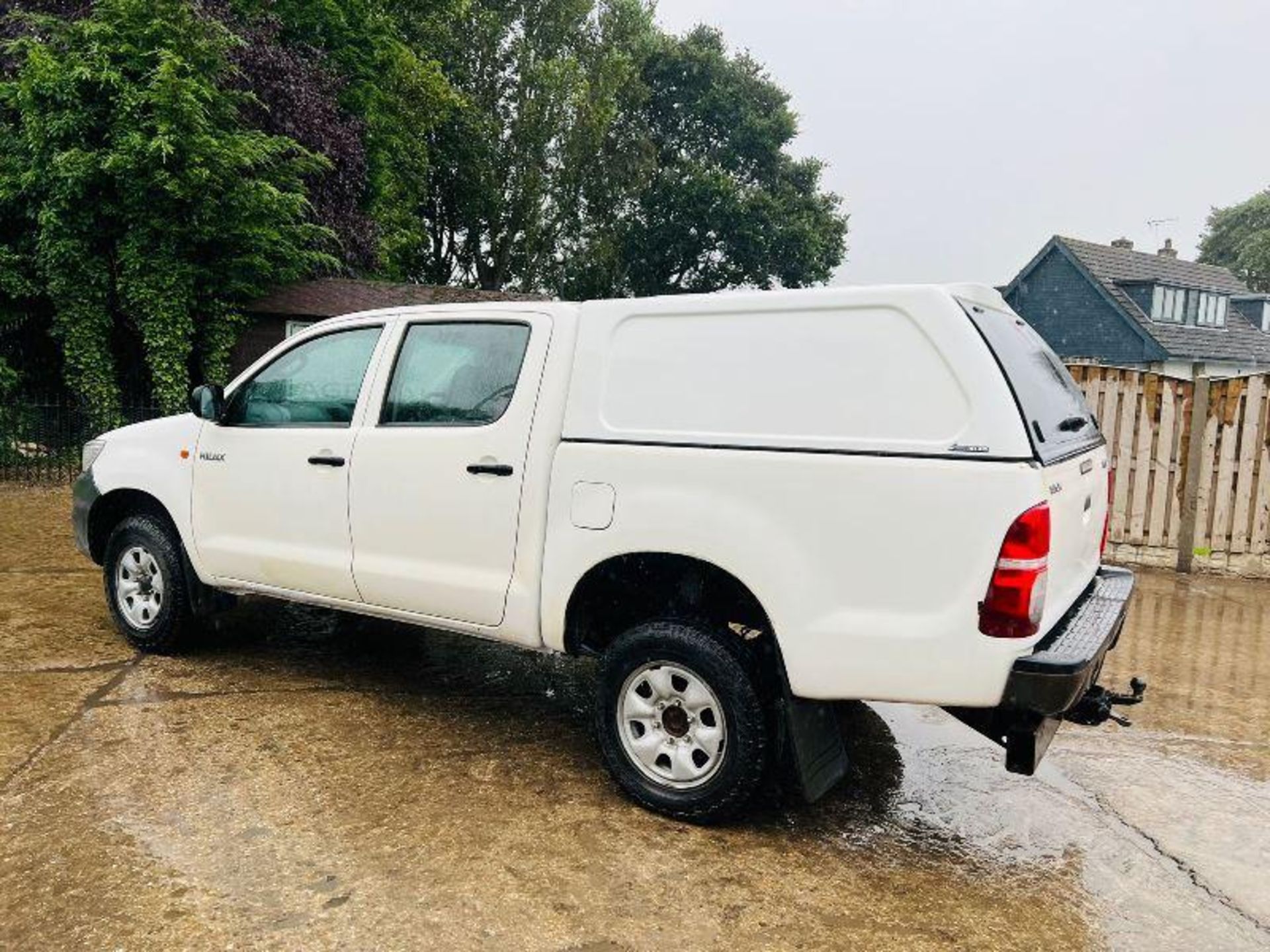 TOYOTA HILUX 2.5L DOUBLE CAB PICK UP *YEAR 2012* C/W CANOPY - Image 3 of 12