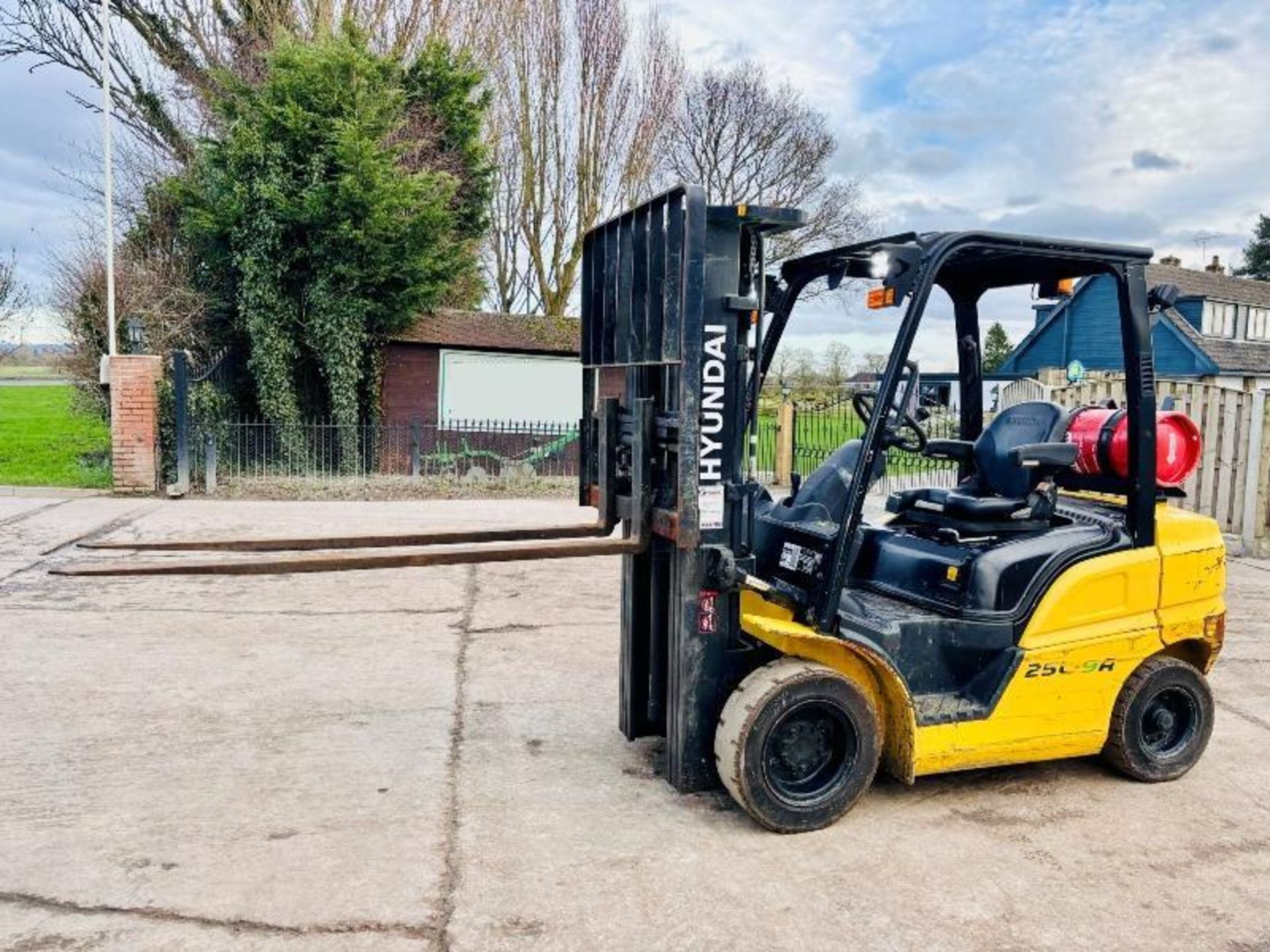 HYUNDAI 25L-9A CONTAINER SPEC FORKLIFT *YEAR 2017, 4463 HOURS* C/W PALLET TINES - Bild 17 aus 18